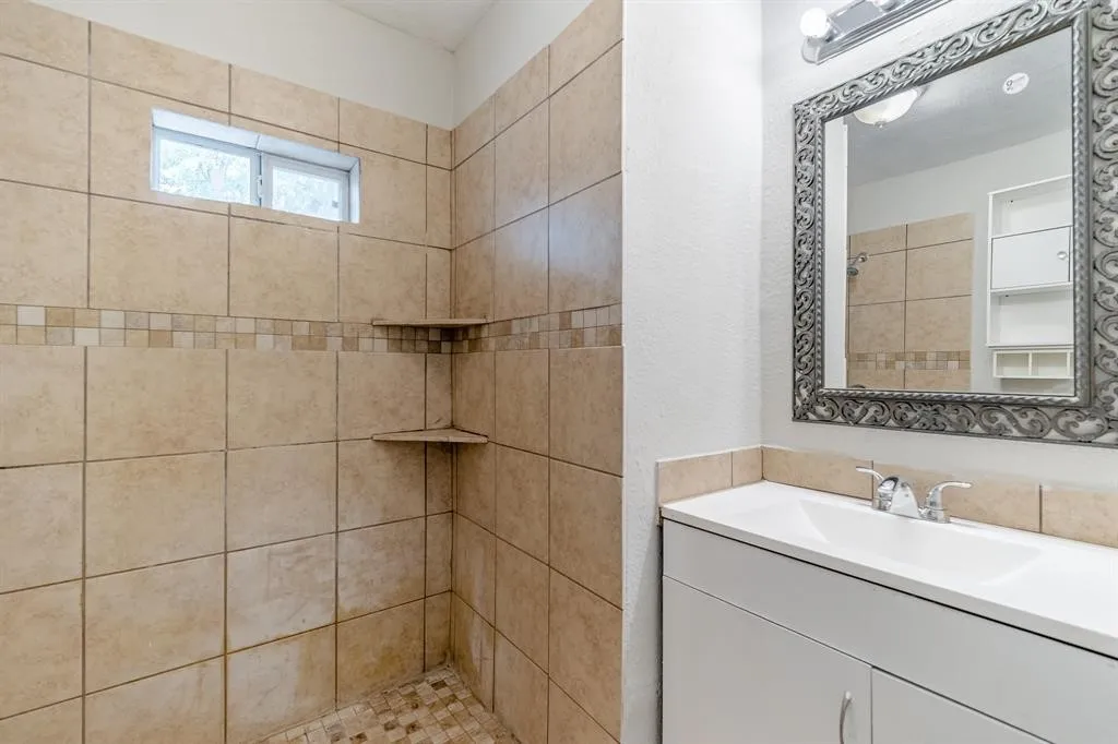 Single Family Residence For Rent in Tarrant County , 3708 Merrett Drive, Lake Worth, Texas 76135, 3 Bedroom, 1 Bathroom, Garage spaces, 1,750 Sqft, built in 1953, mls#21400756, Real Estate Agent in Lake Worth, Homes For Rent in Tarrant county, Homes For Rent in Lake Worth, Realtor in Lake Worth Texas, Real Estate Brokerage Independent Realty Texas, Luminita Cordes Realtor