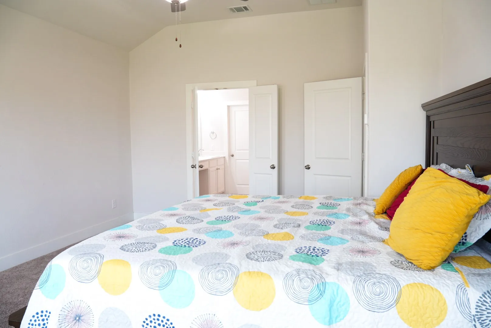 Vaulted ceiling with ceiling fan