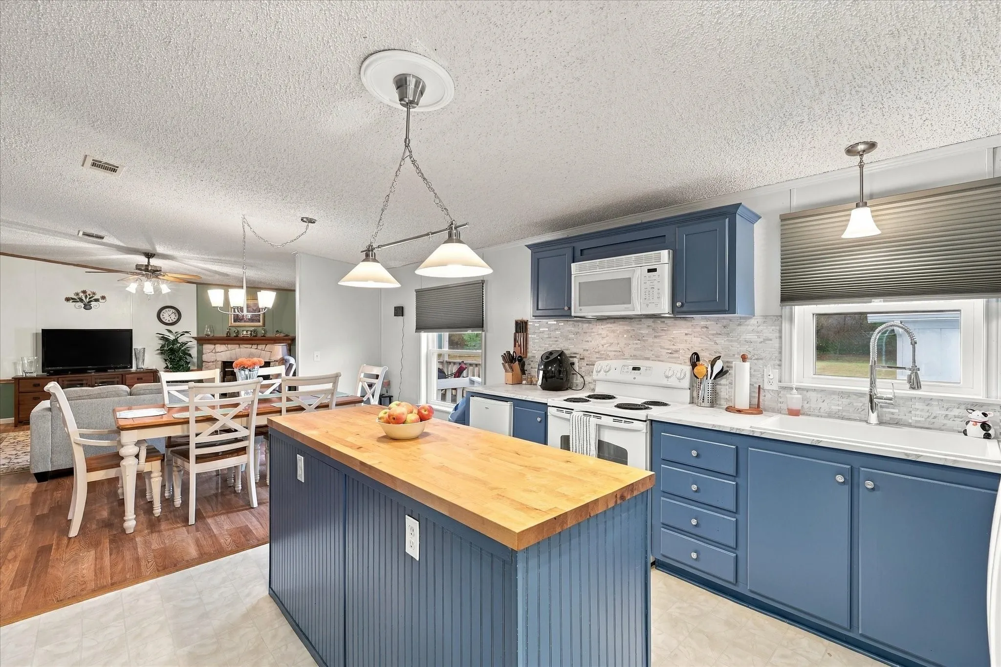 Mobile Home For Sale in Denton County , 535 Stone Ridge Drive, Ponder, Texas 76259, 4 Bedroom, 2 Bathroom, 3 Garage spaces, 2,736 Sqft, built in 2002, mls#21399724, Real Estate Agent in Ponder, Homes For Sale in Denton county, Homes For Sale in Ponder, Realtor in Ponder Texas, Real Estate Brokerage Independent Realty Texas, Luminita Cordes Realtor
