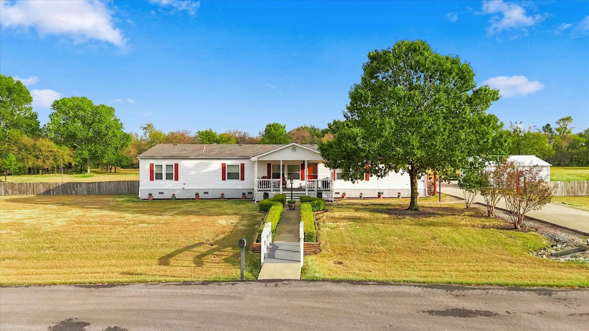 Mobile Home For Sale in Denton County , 535 Stone Ridge Drive, Ponder, Texas 76259, 4 Bedroom, 2 Bathroom, 3 Garage spaces, 2,736 Sqft, built in 2002, mls#21399724, Real Estate Agent in Ponder, Homes For Sale in Denton county, Homes For Sale in Ponder, Realtor in Ponder Texas, Real Estate Brokerage Independent Realty Texas, Luminita Cordes Realtor