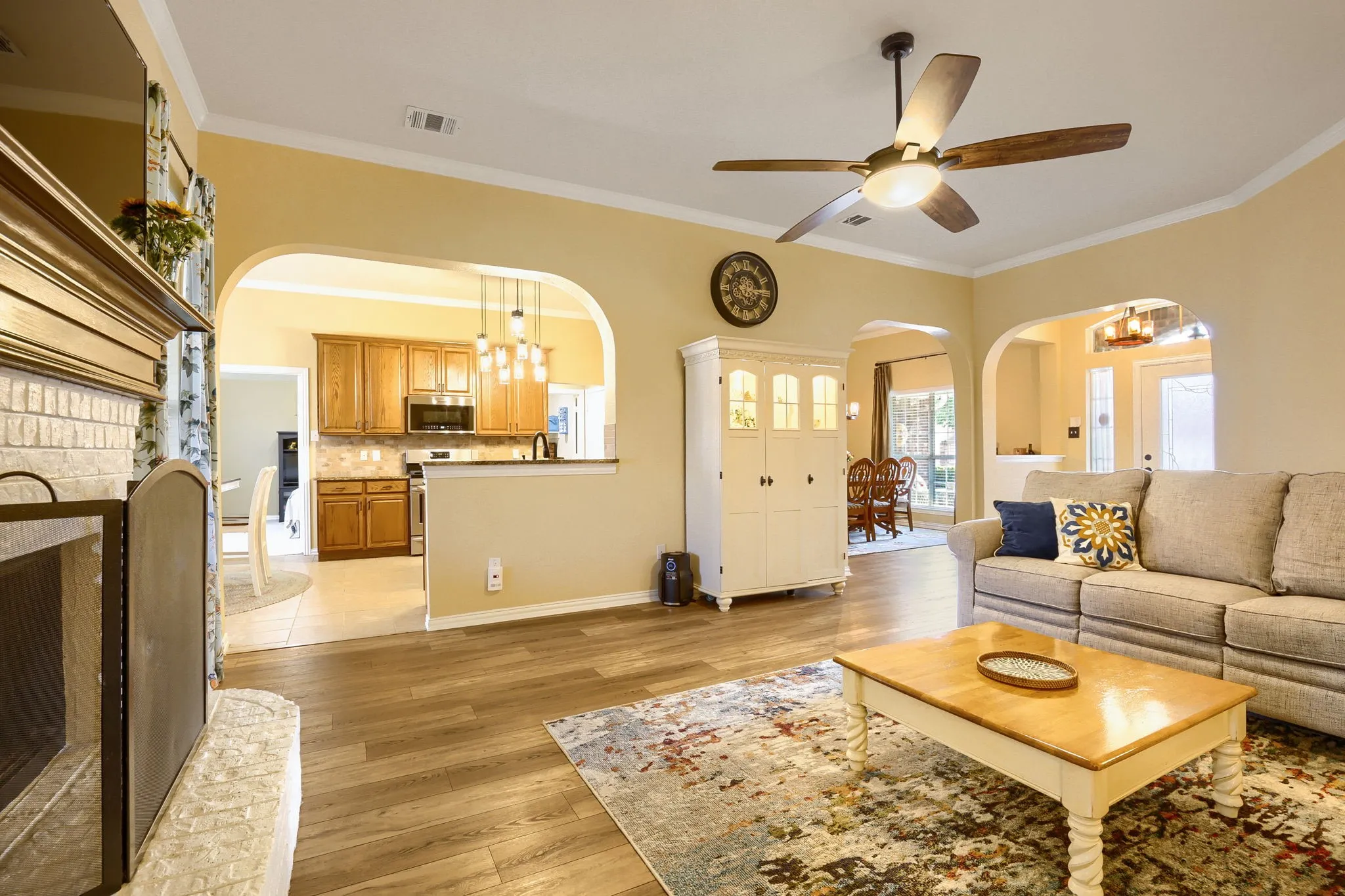Single Family Residence For Sale in Kaufman County , 212 Pinewood Trail, Forney, Texas 75126, 4 Bedroom, 2 Bathroom, 2 Garage spaces, 2,232 Sqft, built in 2004, mls#21400677, Real Estate Agent in Forney, Homes For Sale in Kaufman county, Homes For Sale in Forney, Realtor in Forney Texas, Real Estate Brokerage Independent Realty Texas, Luminita Cordes Realtor