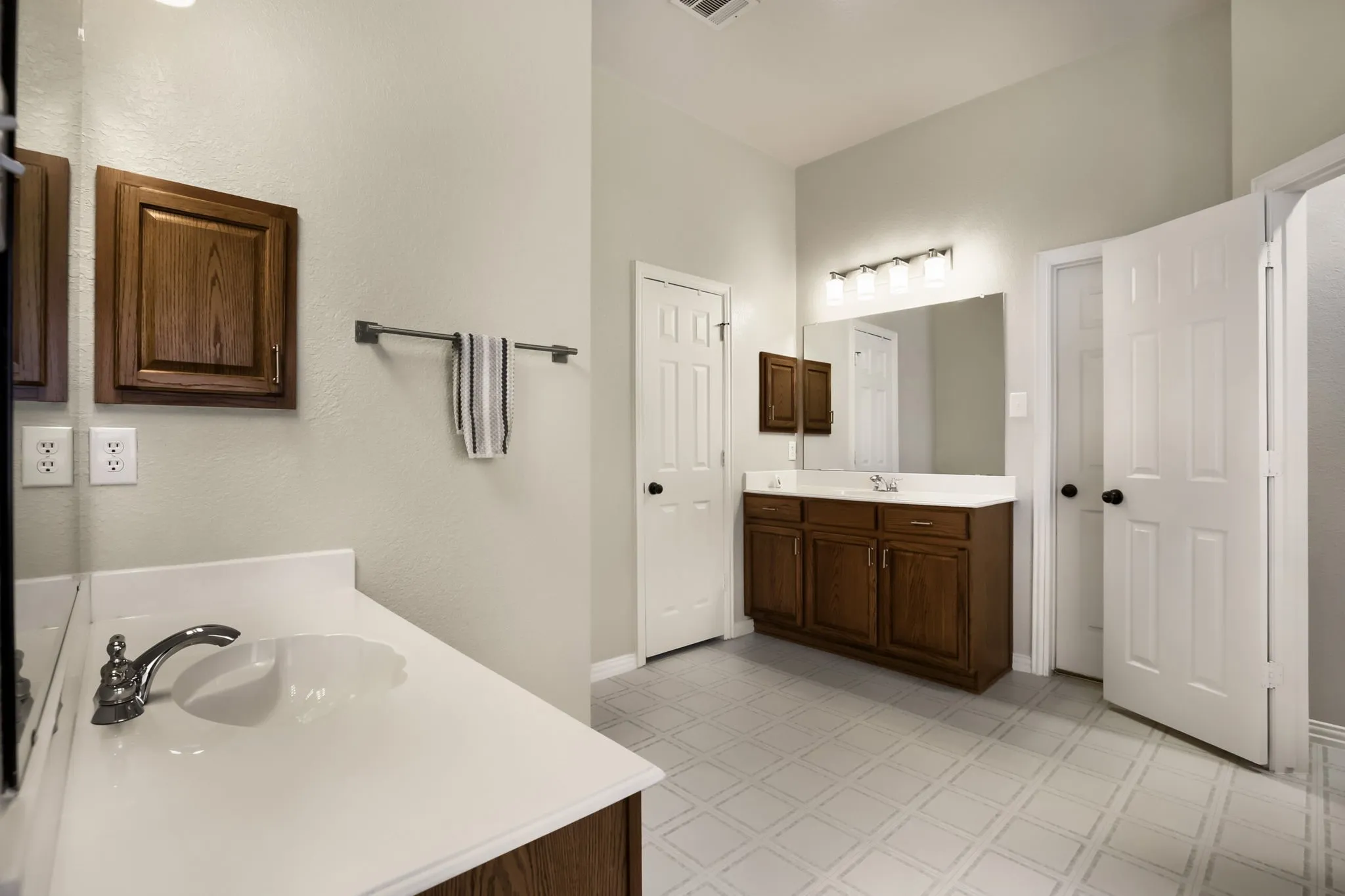 Single Family Residence For Sale in Kaufman County , 212 Pinewood Trail, Forney, Texas 75126, 4 Bedroom, 2 Bathroom, 2 Garage spaces, 2,232 Sqft, built in 2004, mls#21400677, Real Estate Agent in Forney, Homes For Sale in Kaufman county, Homes For Sale in Forney, Realtor in Forney Texas, Real Estate Brokerage Independent Realty Texas, Luminita Cordes Realtor