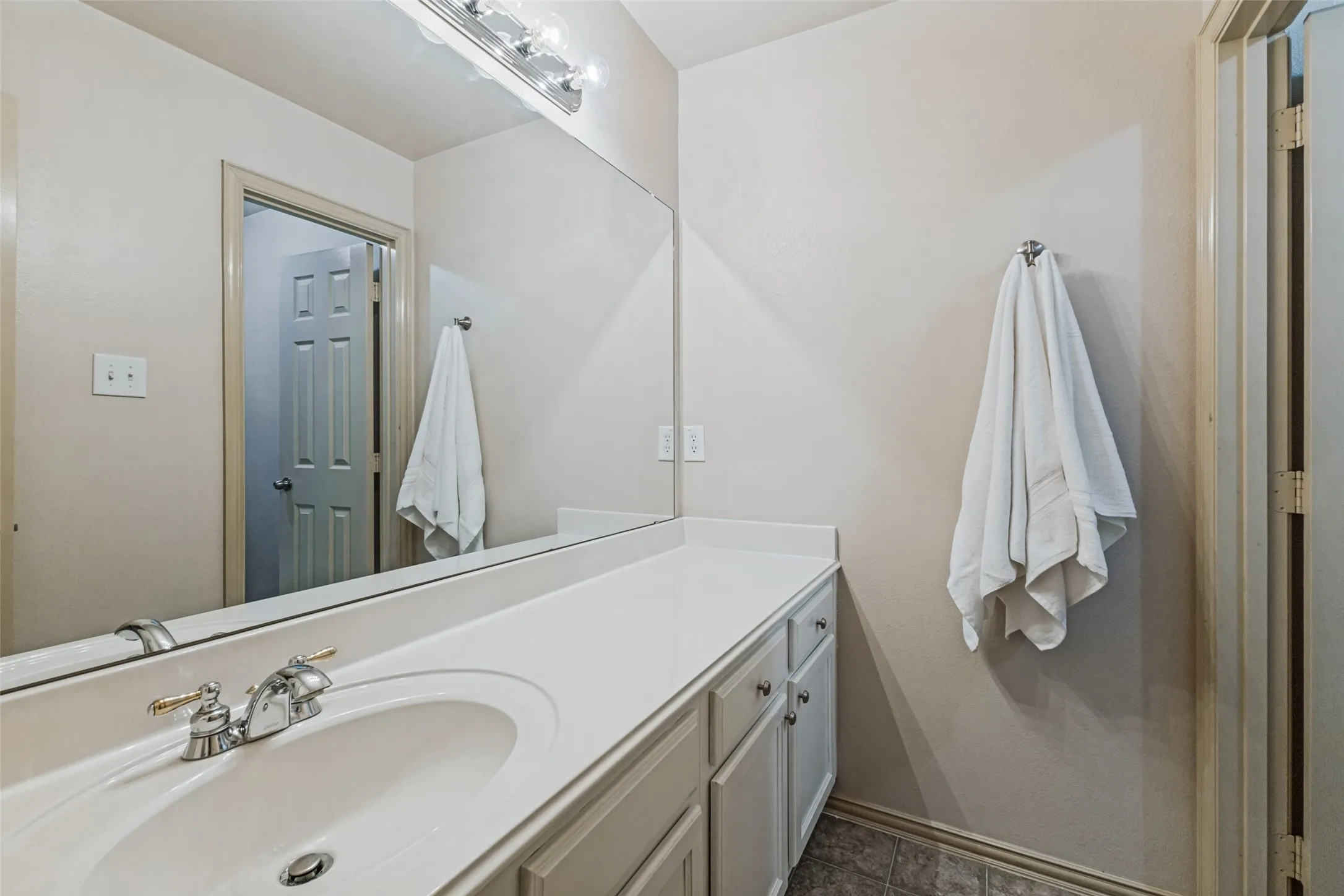 Upstairs full bathroom