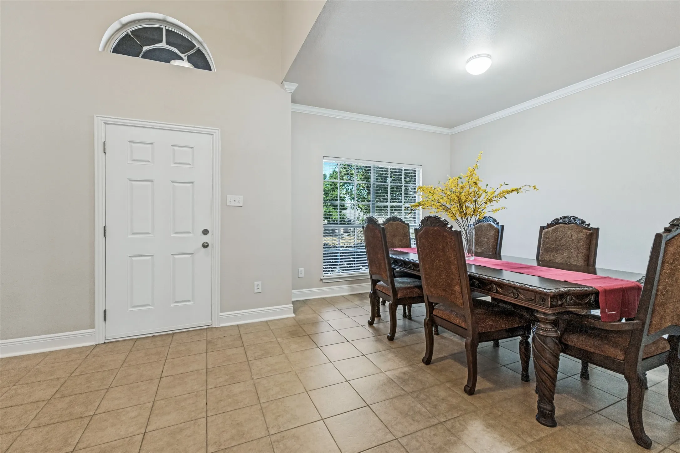 Dining room can seat many people