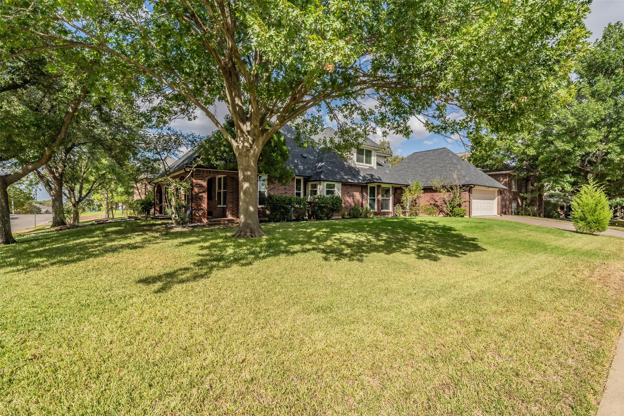 Single Family Residence For Sale in Tarrant County , 1800 Trail Lake Drive, Euless, Texas 76039, 4 Bedroom, 3 Bathroom, 2 Garage spaces, 3,183 Sqft, built in 1985, mls#21400110, Real Estate Agent in Euless, Homes For Sale in Tarrant county, Homes For Sale in Euless, Realtor in Euless Texas, Real Estate Brokerage Independent Realty Texas, Luminita Cordes Realtor