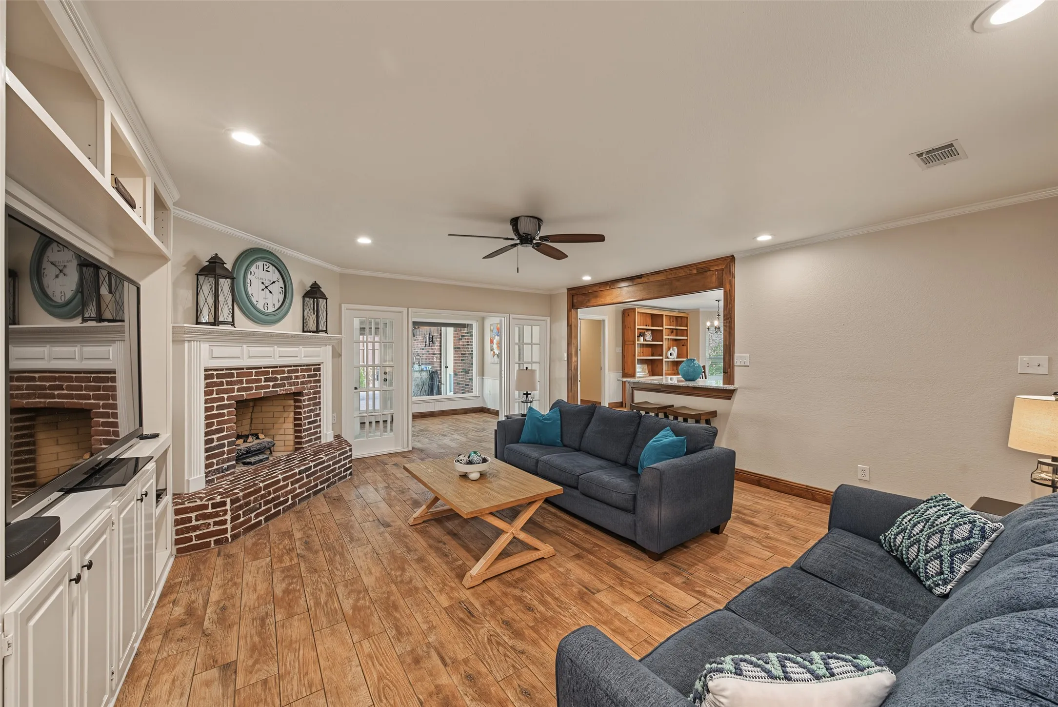 Single Family Residence For Sale in Tarrant County , 1800 Trail Lake Drive, Euless, Texas 76039, 4 Bedroom, 3 Bathroom, 2 Garage spaces, 3,183 Sqft, built in 1985, mls#21400110, Real Estate Agent in Euless, Homes For Sale in Tarrant county, Homes For Sale in Euless, Realtor in Euless Texas, Real Estate Brokerage Independent Realty Texas, Luminita Cordes Realtor