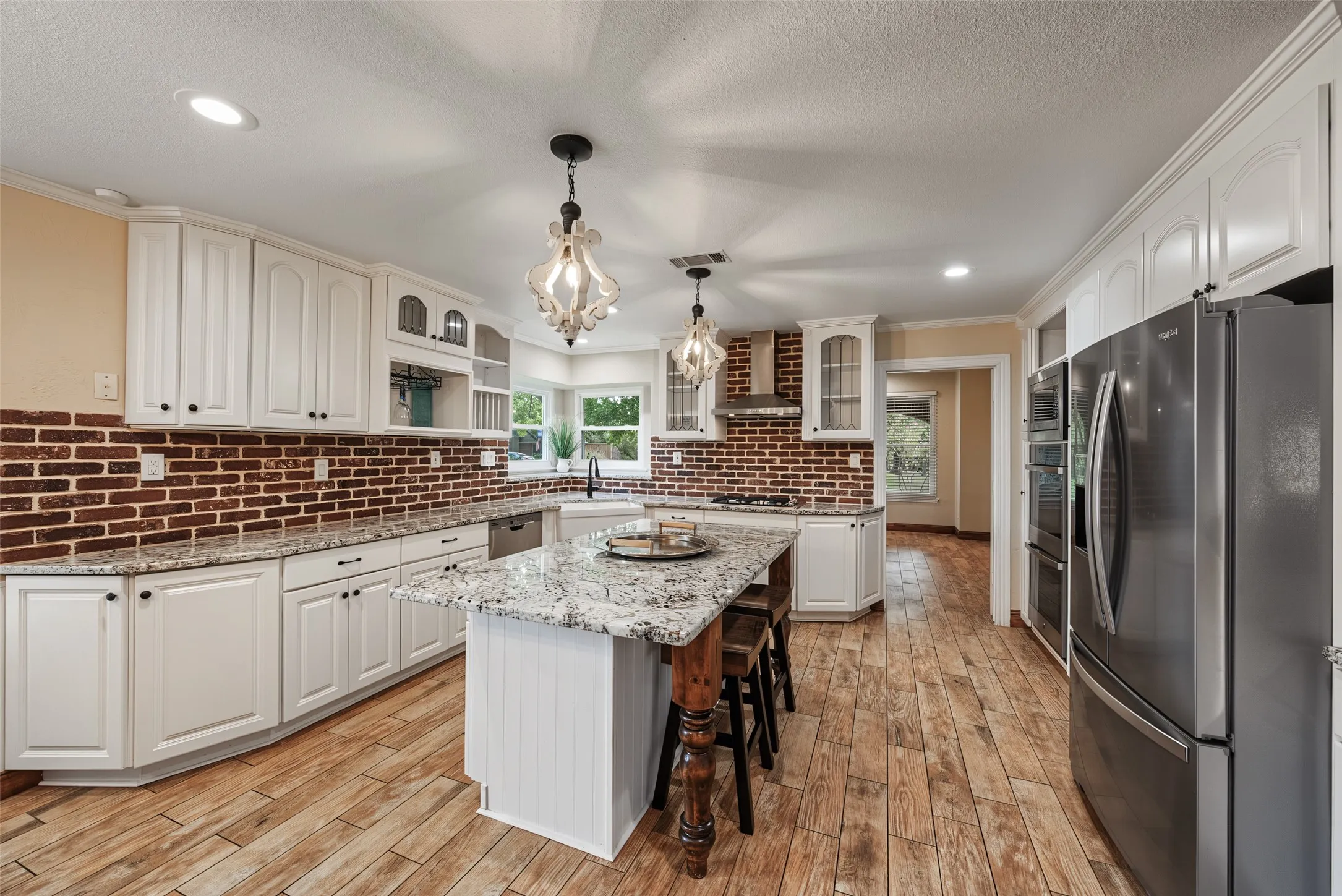 Single Family Residence For Sale in Tarrant County , 1800 Trail Lake Drive, Euless, Texas 76039, 4 Bedroom, 3 Bathroom, 2 Garage spaces, 3,183 Sqft, built in 1985, mls#21400110, Real Estate Agent in Euless, Homes For Sale in Tarrant county, Homes For Sale in Euless, Realtor in Euless Texas, Real Estate Brokerage Independent Realty Texas, Luminita Cordes Realtor