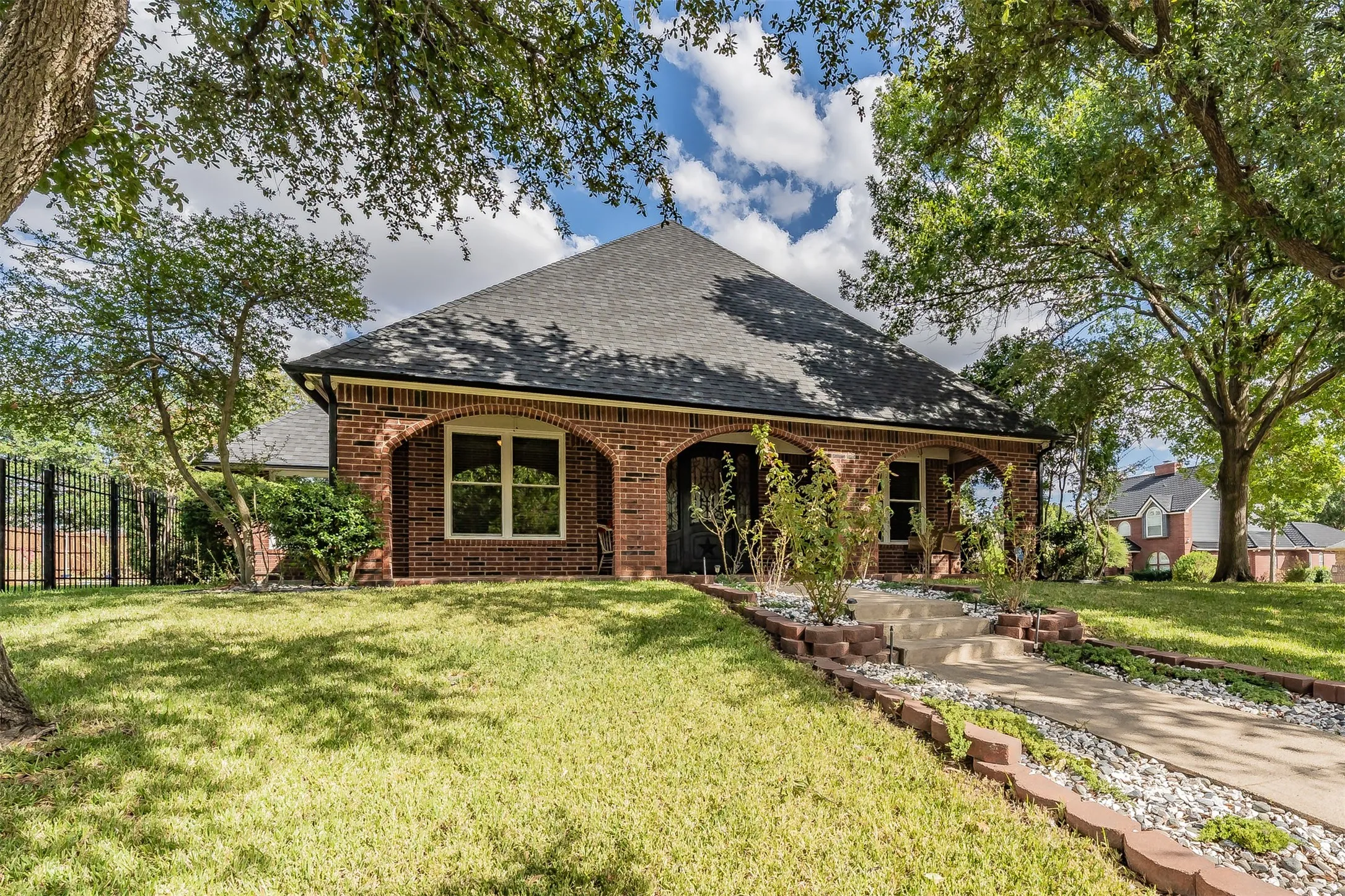 Single Family Residence For Sale in Tarrant County , 1800 Trail Lake Drive, Euless, Texas 76039, 4 Bedroom, 3 Bathroom, 2 Garage spaces, 3,183 Sqft, built in 1985, mls#21400110, Real Estate Agent in Euless, Homes For Sale in Tarrant county, Homes For Sale in Euless, Realtor in Euless Texas, Real Estate Brokerage Independent Realty Texas, Luminita Cordes Realtor