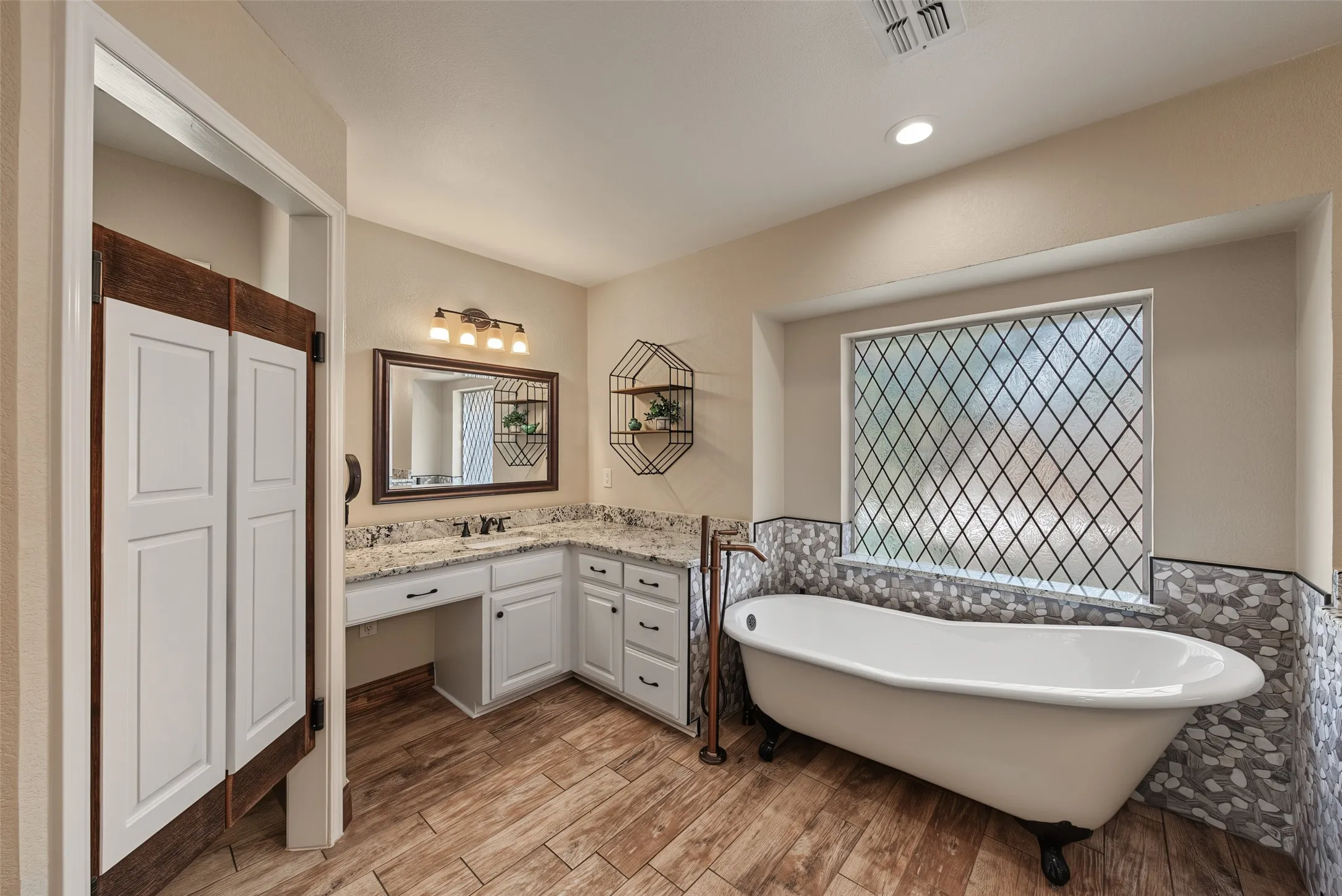 Single Family Residence For Sale in Tarrant County , 1800 Trail Lake Drive, Euless, Texas 76039, 4 Bedroom, 3 Bathroom, 2 Garage spaces, 3,183 Sqft, built in 1985, mls#21400110, Real Estate Agent in Euless, Homes For Sale in Tarrant county, Homes For Sale in Euless, Realtor in Euless Texas, Real Estate Brokerage Independent Realty Texas, Luminita Cordes Realtor