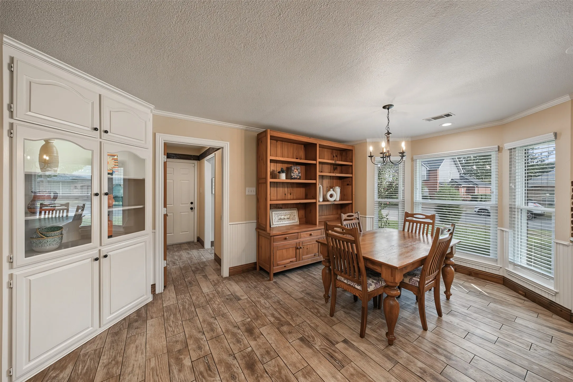 Single Family Residence For Sale in Tarrant County , 1800 Trail Lake Drive, Euless, Texas 76039, 4 Bedroom, 3 Bathroom, 2 Garage spaces, 3,183 Sqft, built in 1985, mls#21400110, Real Estate Agent in Euless, Homes For Sale in Tarrant county, Homes For Sale in Euless, Realtor in Euless Texas, Real Estate Brokerage Independent Realty Texas, Luminita Cordes Realtor