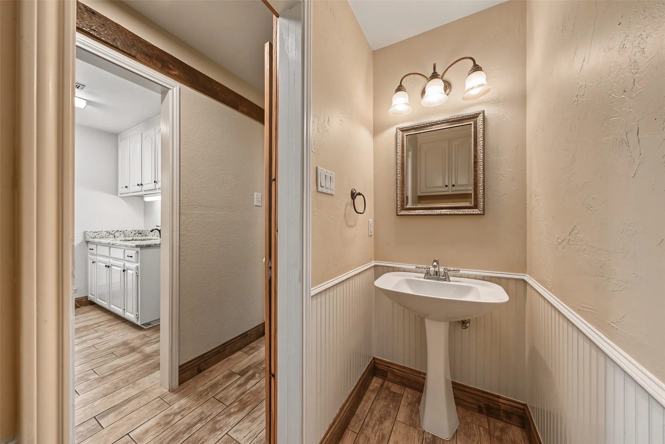 Single Family Residence For Sale in Tarrant County , 1800 Trail Lake Drive, Euless, Texas 76039, 4 Bedroom, 3 Bathroom, 2 Garage spaces, 3,183 Sqft, built in 1985, mls#21400110, Real Estate Agent in Euless, Homes For Sale in Tarrant county, Homes For Sale in Euless, Realtor in Euless Texas, Real Estate Brokerage Independent Realty Texas, Luminita Cordes Realtor