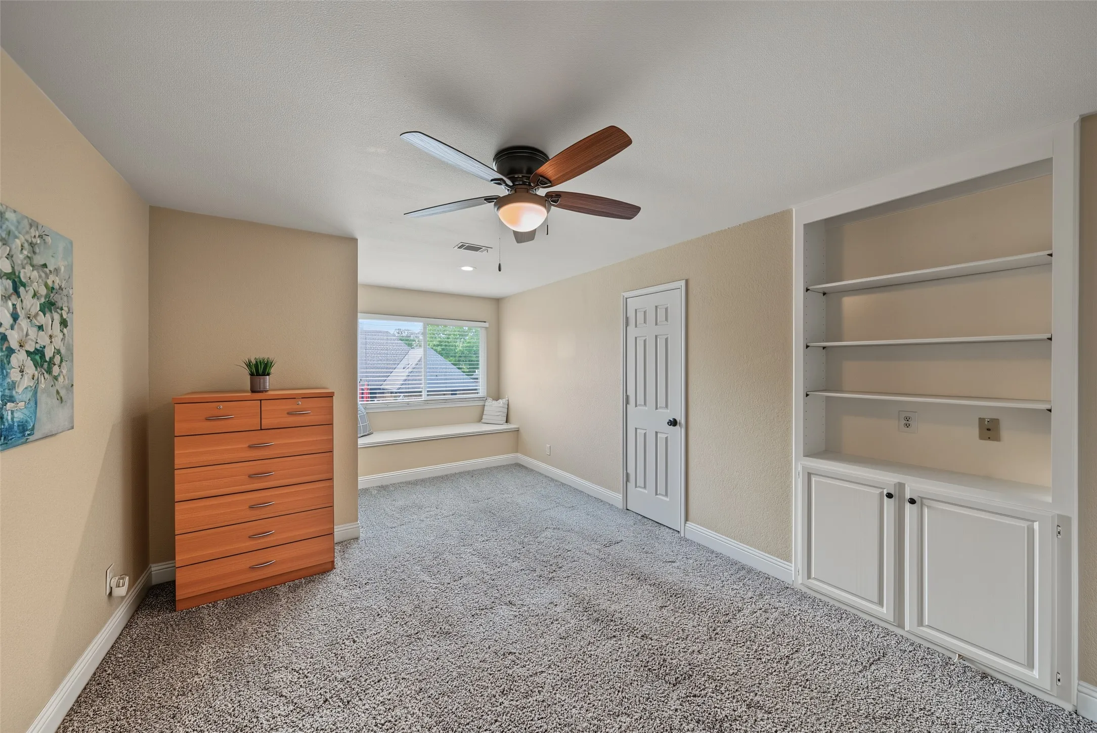 Single Family Residence For Sale in Tarrant County , 1800 Trail Lake Drive, Euless, Texas 76039, 4 Bedroom, 3 Bathroom, 2 Garage spaces, 3,183 Sqft, built in 1985, mls#21400110, Real Estate Agent in Euless, Homes For Sale in Tarrant county, Homes For Sale in Euless, Realtor in Euless Texas, Real Estate Brokerage Independent Realty Texas, Luminita Cordes Realtor