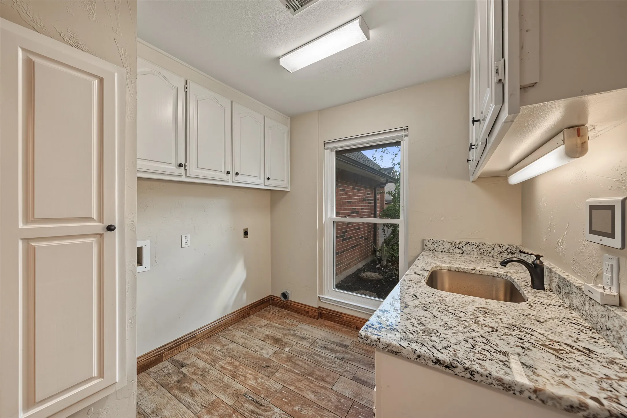 Single Family Residence For Sale in Tarrant County , 1800 Trail Lake Drive, Euless, Texas 76039, 4 Bedroom, 3 Bathroom, 2 Garage spaces, 3,183 Sqft, built in 1985, mls#21400110, Real Estate Agent in Euless, Homes For Sale in Tarrant county, Homes For Sale in Euless, Realtor in Euless Texas, Real Estate Brokerage Independent Realty Texas, Luminita Cordes Realtor