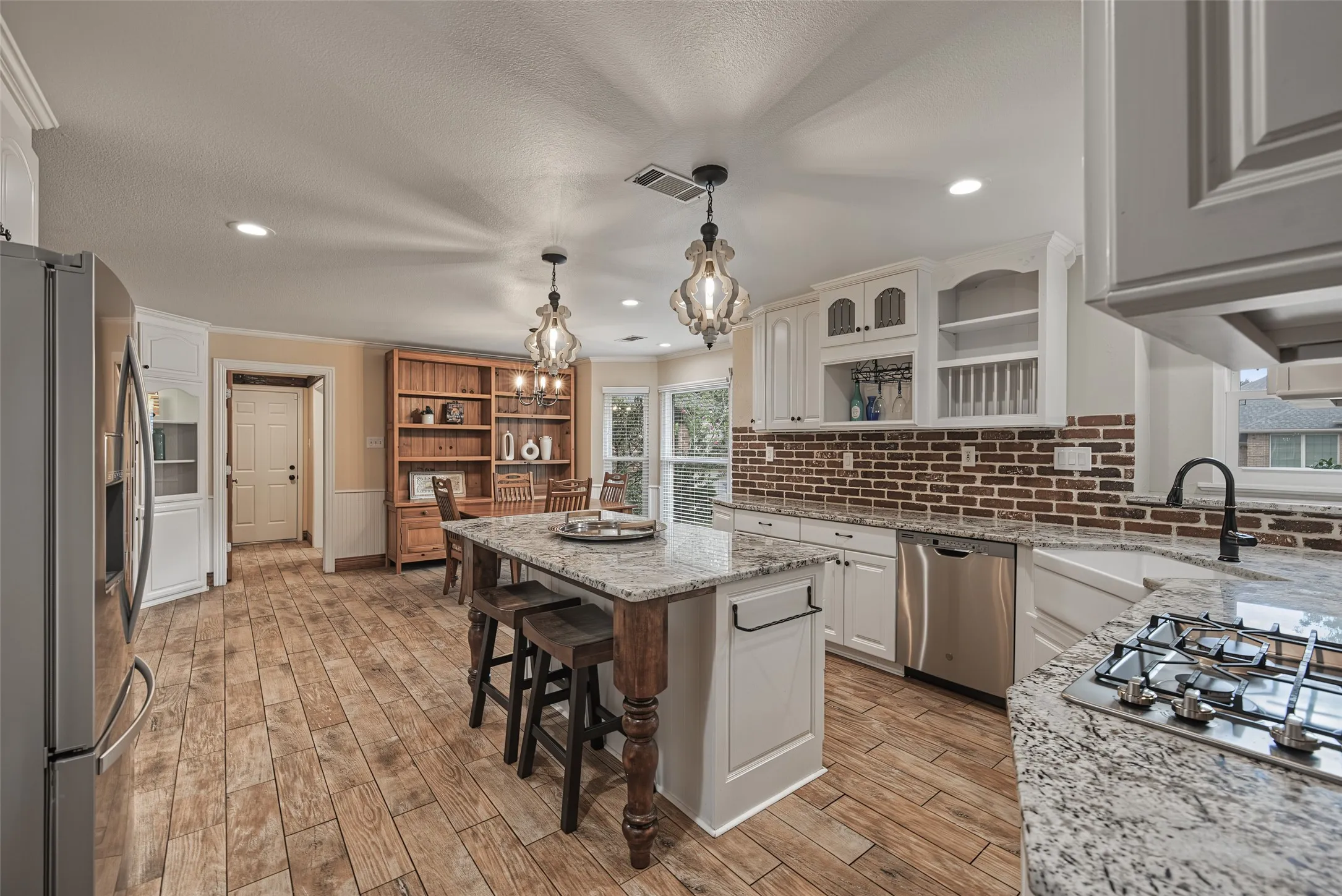 Single Family Residence For Sale in Tarrant County , 1800 Trail Lake Drive, Euless, Texas 76039, 4 Bedroom, 3 Bathroom, 2 Garage spaces, 3,183 Sqft, built in 1985, mls#21400110, Real Estate Agent in Euless, Homes For Sale in Tarrant county, Homes For Sale in Euless, Realtor in Euless Texas, Real Estate Brokerage Independent Realty Texas, Luminita Cordes Realtor