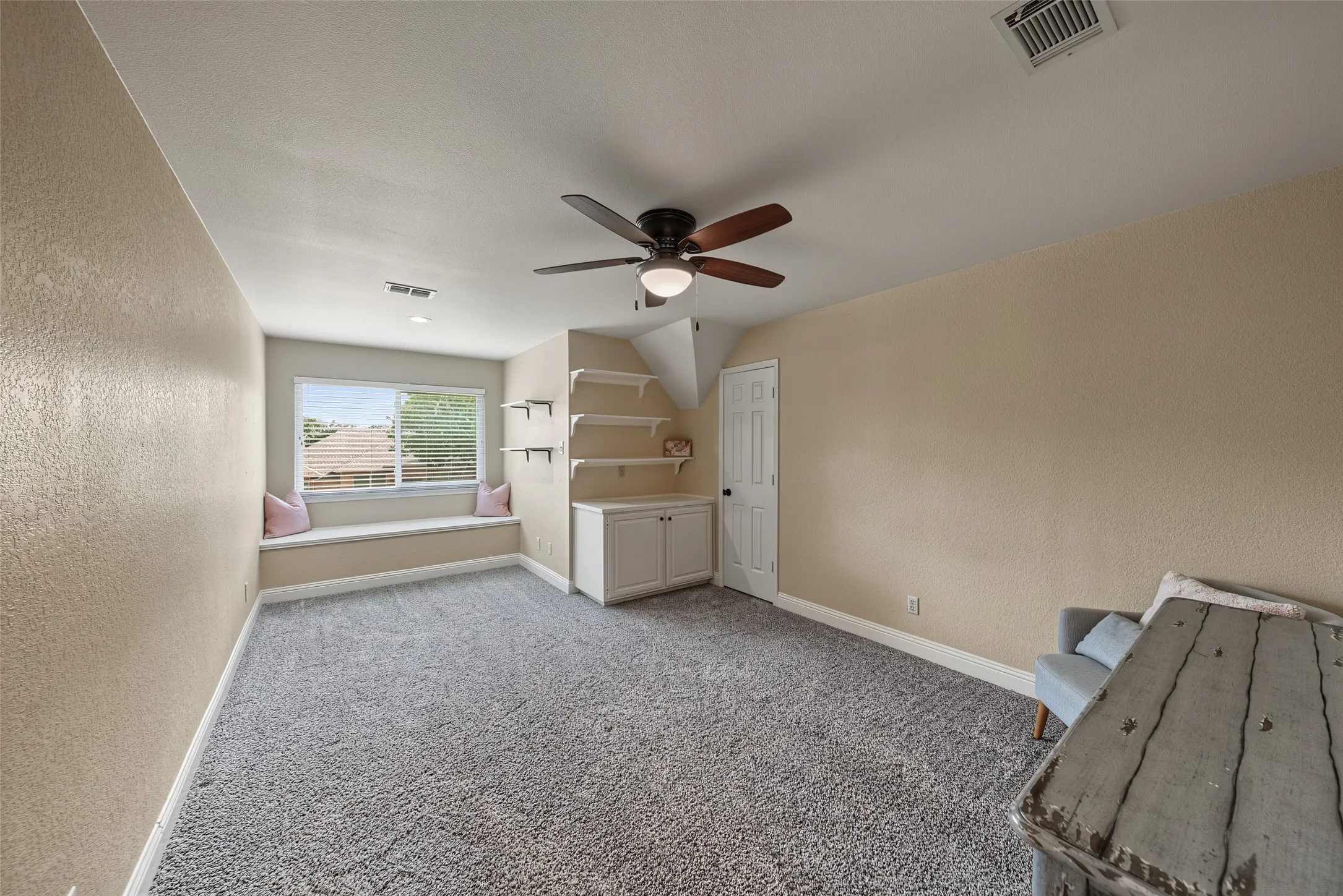 Single Family Residence For Sale in Tarrant County , 1800 Trail Lake Drive, Euless, Texas 76039, 4 Bedroom, 3 Bathroom, 2 Garage spaces, 3,183 Sqft, built in 1985, mls#21400110, Real Estate Agent in Euless, Homes For Sale in Tarrant county, Homes For Sale in Euless, Realtor in Euless Texas, Real Estate Brokerage Independent Realty Texas, Luminita Cordes Realtor