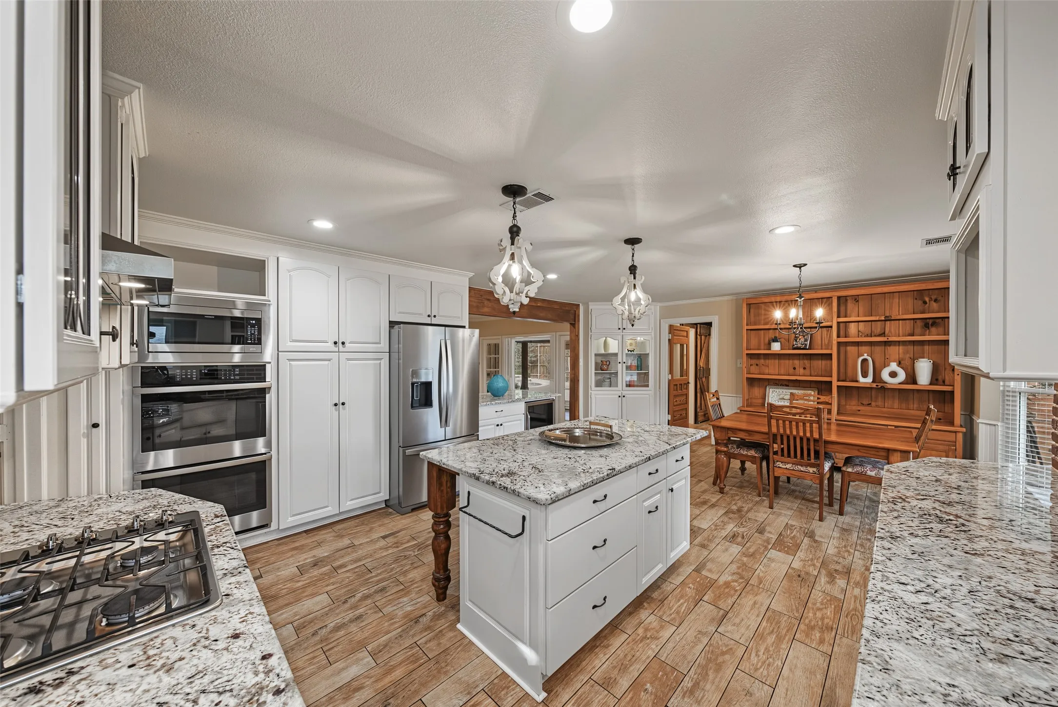 Single Family Residence For Sale in Tarrant County , 1800 Trail Lake Drive, Euless, Texas 76039, 4 Bedroom, 3 Bathroom, 2 Garage spaces, 3,183 Sqft, built in 1985, mls#21400110, Real Estate Agent in Euless, Homes For Sale in Tarrant county, Homes For Sale in Euless, Realtor in Euless Texas, Real Estate Brokerage Independent Realty Texas, Luminita Cordes Realtor