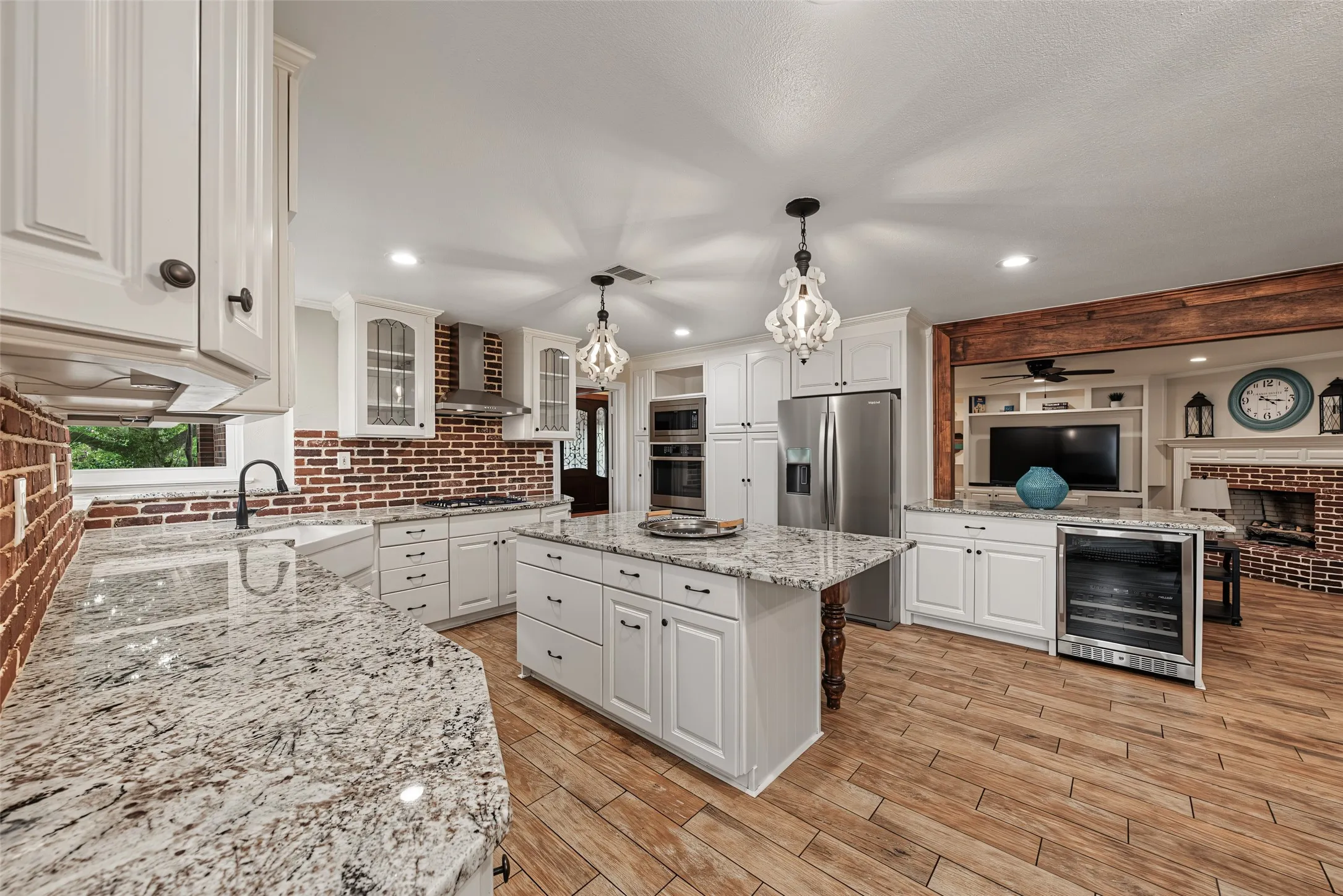 Single Family Residence For Sale in Tarrant County , 1800 Trail Lake Drive, Euless, Texas 76039, 4 Bedroom, 3 Bathroom, 2 Garage spaces, 3,183 Sqft, built in 1985, mls#21400110, Real Estate Agent in Euless, Homes For Sale in Tarrant county, Homes For Sale in Euless, Realtor in Euless Texas, Real Estate Brokerage Independent Realty Texas, Luminita Cordes Realtor