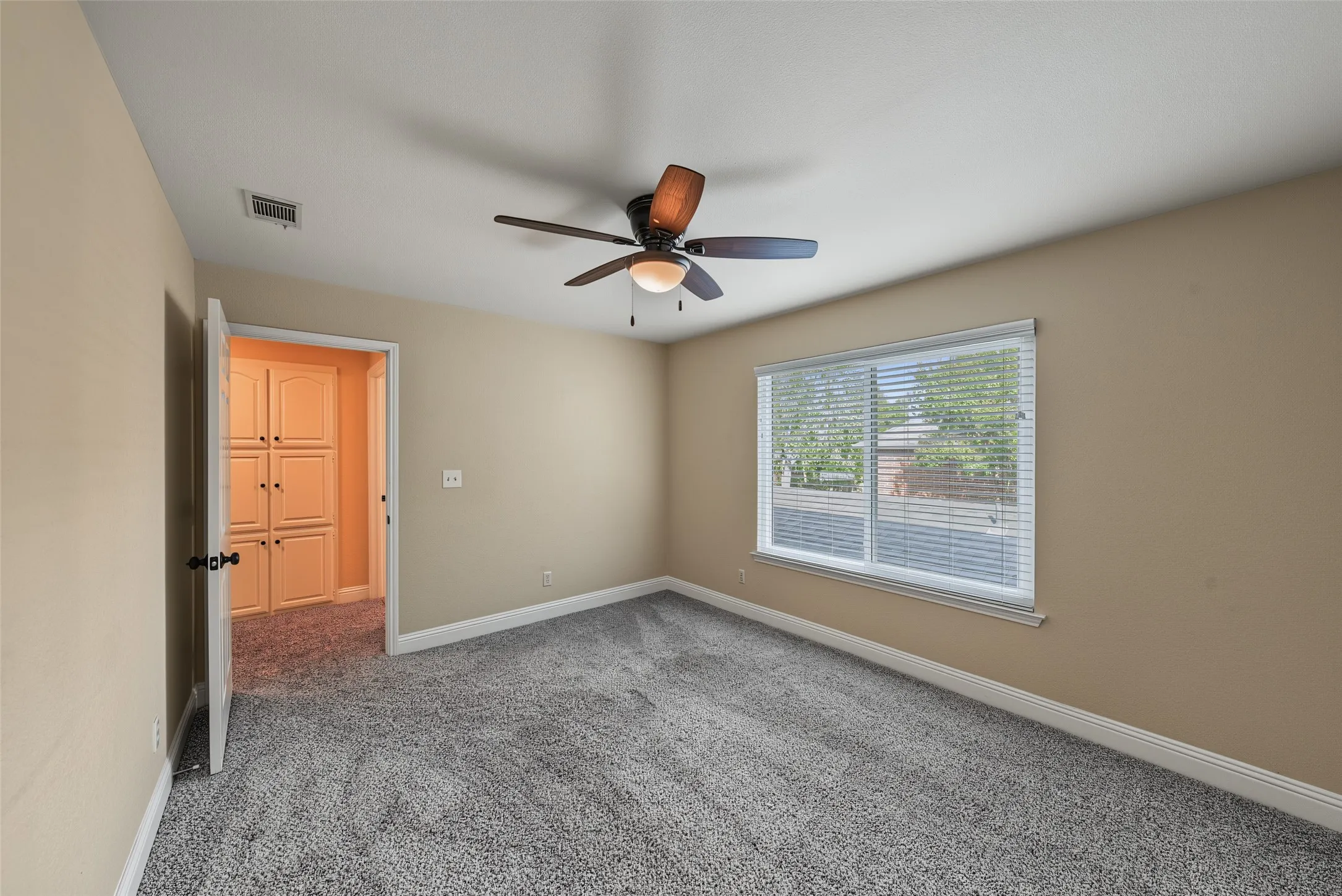 Single Family Residence For Sale in Tarrant County , 1800 Trail Lake Drive, Euless, Texas 76039, 4 Bedroom, 3 Bathroom, 2 Garage spaces, 3,183 Sqft, built in 1985, mls#21400110, Real Estate Agent in Euless, Homes For Sale in Tarrant county, Homes For Sale in Euless, Realtor in Euless Texas, Real Estate Brokerage Independent Realty Texas, Luminita Cordes Realtor