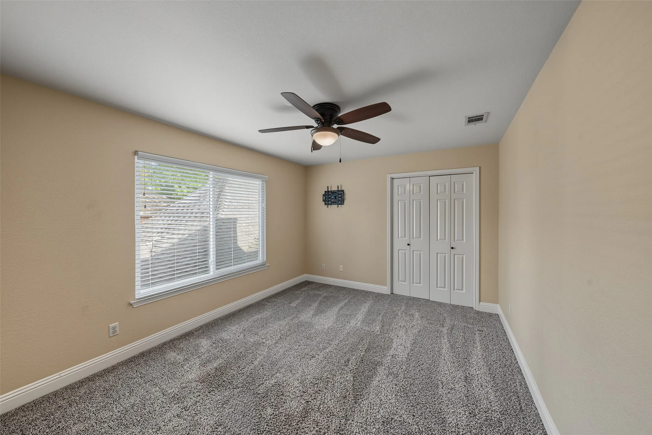 Single Family Residence For Sale in Tarrant County , 1800 Trail Lake Drive, Euless, Texas 76039, 4 Bedroom, 3 Bathroom, 2 Garage spaces, 3,183 Sqft, built in 1985, mls#21400110, Real Estate Agent in Euless, Homes For Sale in Tarrant county, Homes For Sale in Euless, Realtor in Euless Texas, Real Estate Brokerage Independent Realty Texas, Luminita Cordes Realtor