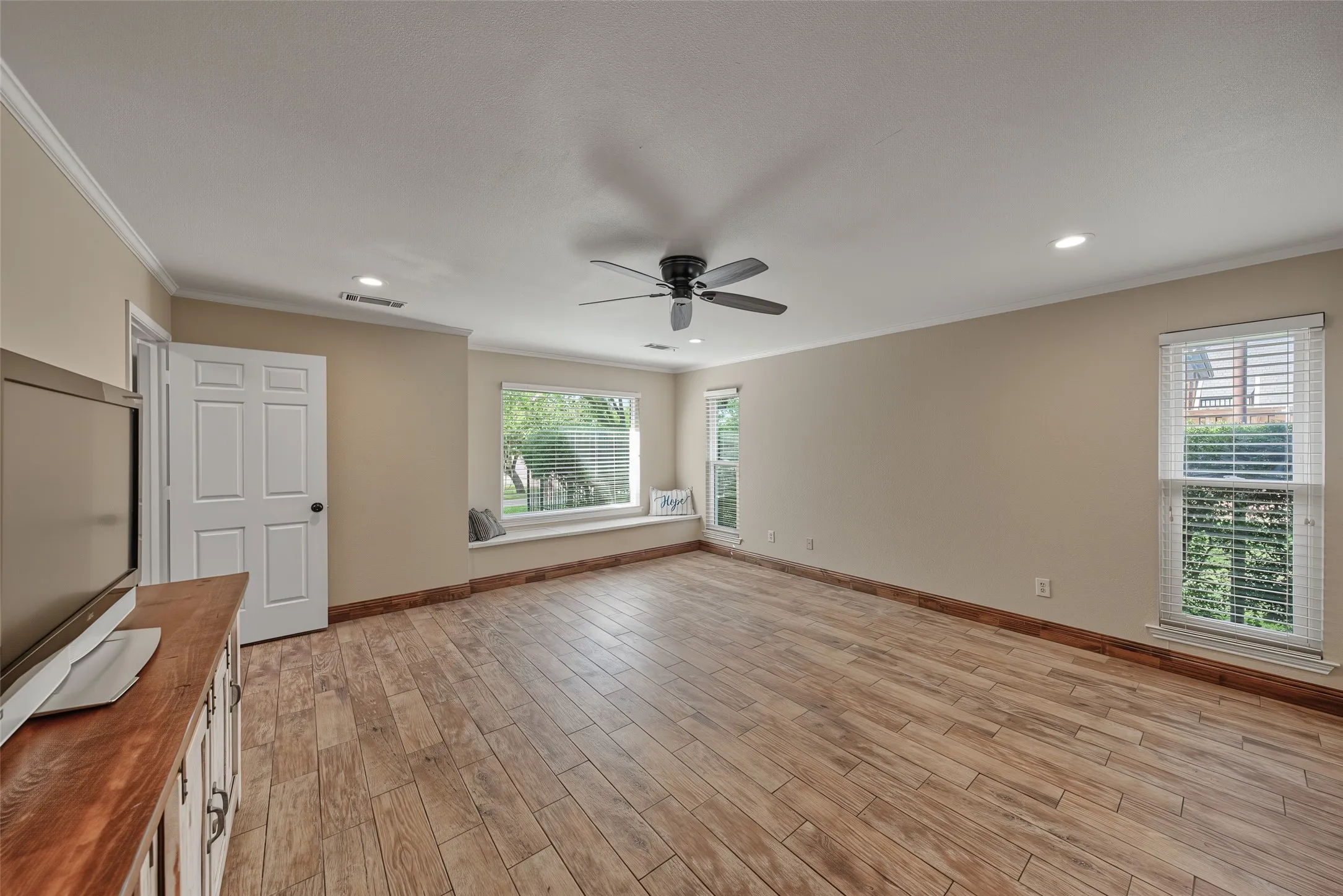 Single Family Residence For Sale in Tarrant County , 1800 Trail Lake Drive, Euless, Texas 76039, 4 Bedroom, 3 Bathroom, 2 Garage spaces, 3,183 Sqft, built in 1985, mls#21400110, Real Estate Agent in Euless, Homes For Sale in Tarrant county, Homes For Sale in Euless, Realtor in Euless Texas, Real Estate Brokerage Independent Realty Texas, Luminita Cordes Realtor
