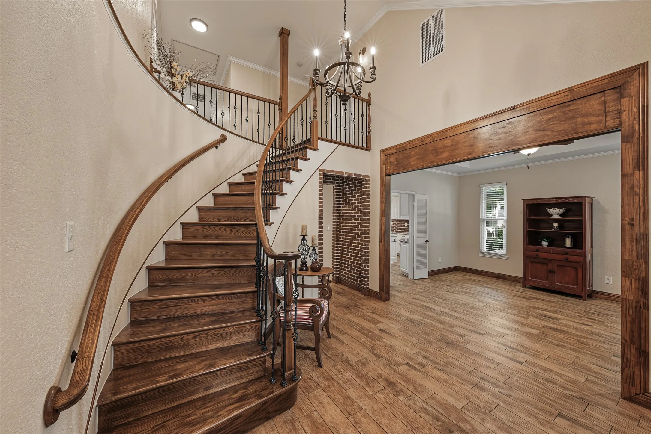 Single Family Residence For Sale in Tarrant County , 1800 Trail Lake Drive, Euless, Texas 76039, 4 Bedroom, 3 Bathroom, 2 Garage spaces, 3,183 Sqft, built in 1985, mls#21400110, Real Estate Agent in Euless, Homes For Sale in Tarrant county, Homes For Sale in Euless, Realtor in Euless Texas, Real Estate Brokerage Independent Realty Texas, Luminita Cordes Realtor