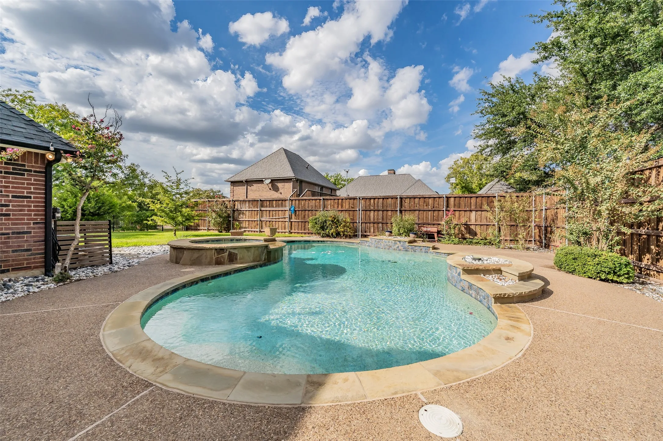 Single Family Residence For Sale in Tarrant County , 1800 Trail Lake Drive, Euless, Texas 76039, 4 Bedroom, 3 Bathroom, 2 Garage spaces, 3,183 Sqft, built in 1985, mls#21400110, Real Estate Agent in Euless, Homes For Sale in Tarrant county, Homes For Sale in Euless, Realtor in Euless Texas, Real Estate Brokerage Independent Realty Texas, Luminita Cordes Realtor