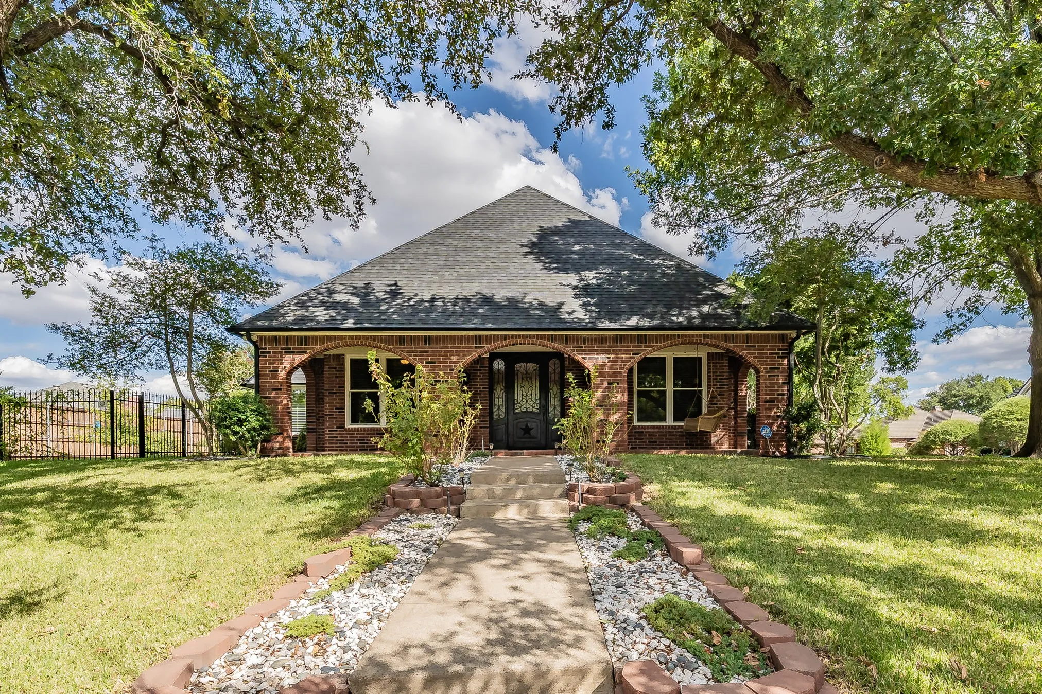 Single Family Residence For Sale in Tarrant County , 1800 Trail Lake Drive, Euless, Texas 76039, 4 Bedroom, 3 Bathroom, 2 Garage spaces, 3,183 Sqft, built in 1985, mls#21400110, Real Estate Agent in Euless, Homes For Sale in Tarrant county, Homes For Sale in Euless, Realtor in Euless Texas, Real Estate Brokerage Independent Realty Texas, Luminita Cordes Realtor