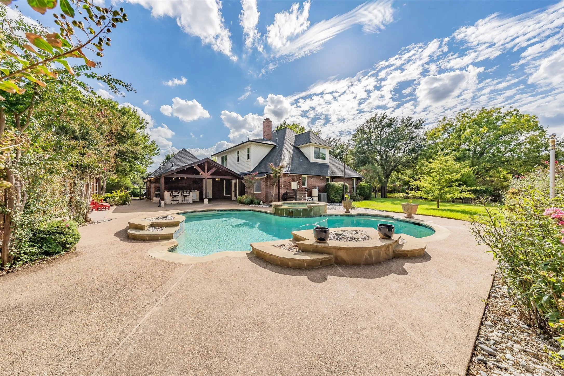 Single Family Residence For Sale in Tarrant County , 1800 Trail Lake Drive, Euless, Texas 76039, 4 Bedroom, 3 Bathroom, 2 Garage spaces, 3,183 Sqft, built in 1985, mls#21400110, Real Estate Agent in Euless, Homes For Sale in Tarrant county, Homes For Sale in Euless, Realtor in Euless Texas, Real Estate Brokerage Independent Realty Texas, Luminita Cordes Realtor
