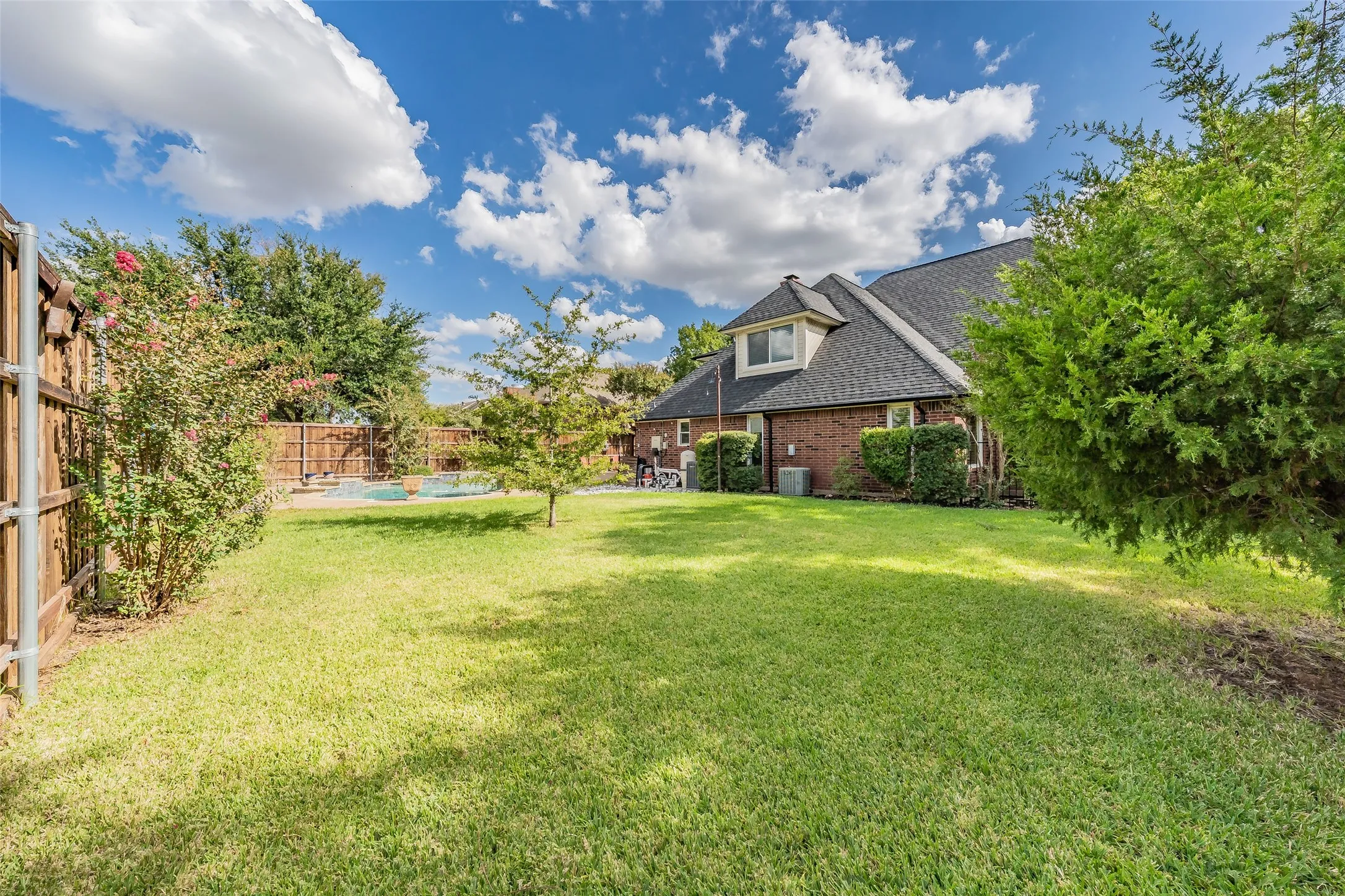 Single Family Residence For Sale in Tarrant County , 1800 Trail Lake Drive, Euless, Texas 76039, 4 Bedroom, 3 Bathroom, 2 Garage spaces, 3,183 Sqft, built in 1985, mls#21400110, Real Estate Agent in Euless, Homes For Sale in Tarrant county, Homes For Sale in Euless, Realtor in Euless Texas, Real Estate Brokerage Independent Realty Texas, Luminita Cordes Realtor