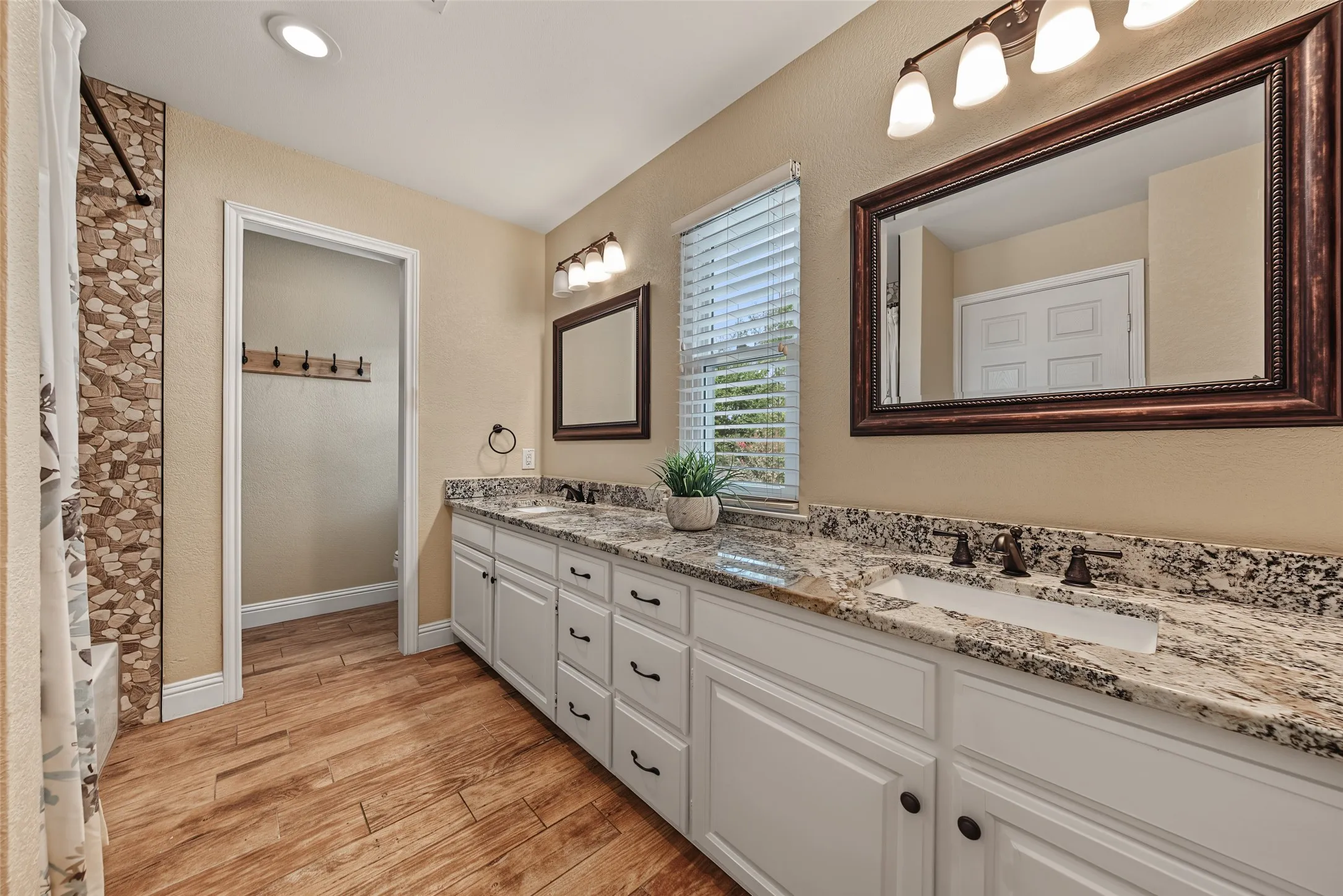Single Family Residence For Sale in Tarrant County , 1800 Trail Lake Drive, Euless, Texas 76039, 4 Bedroom, 3 Bathroom, 2 Garage spaces, 3,183 Sqft, built in 1985, mls#21400110, Real Estate Agent in Euless, Homes For Sale in Tarrant county, Homes For Sale in Euless, Realtor in Euless Texas, Real Estate Brokerage Independent Realty Texas, Luminita Cordes Realtor