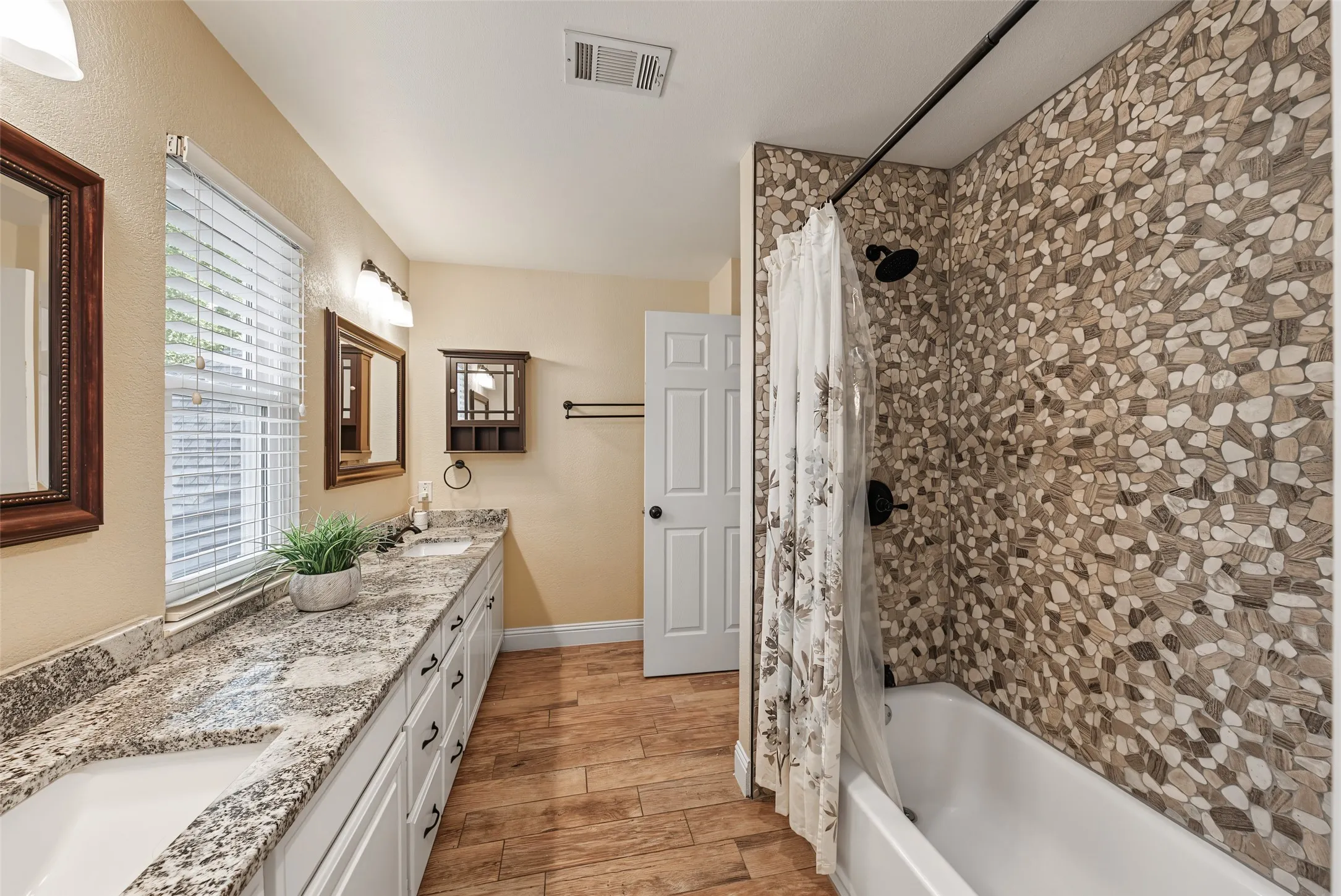 Single Family Residence For Sale in Tarrant County , 1800 Trail Lake Drive, Euless, Texas 76039, 4 Bedroom, 3 Bathroom, 2 Garage spaces, 3,183 Sqft, built in 1985, mls#21400110, Real Estate Agent in Euless, Homes For Sale in Tarrant county, Homes For Sale in Euless, Realtor in Euless Texas, Real Estate Brokerage Independent Realty Texas, Luminita Cordes Realtor