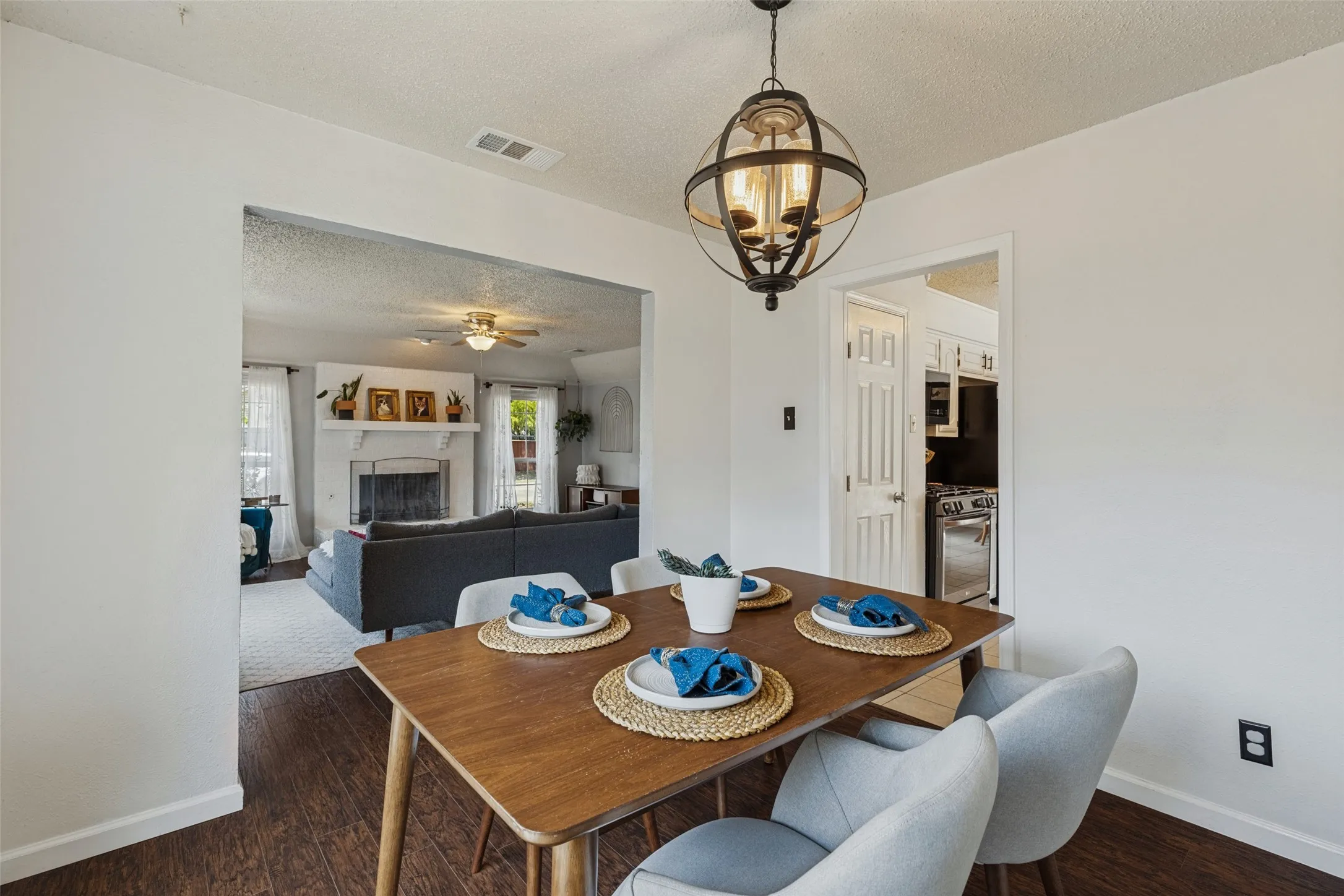 Single Family Residence For Sale in Dallas County , 822 Century Park Drive, Garland, Texas 75040, 3 Bedroom, 2 Bathroom, 2 Garage spaces, 1,558 Sqft, built in 1977, mls#21391960, Real Estate Agent in Garland, Homes For Sale in Dallas county, Homes For Sale in Garland, Realtor in Garland Texas, Real Estate Brokerage Independent Realty Texas, Luminita Cordes Realtor