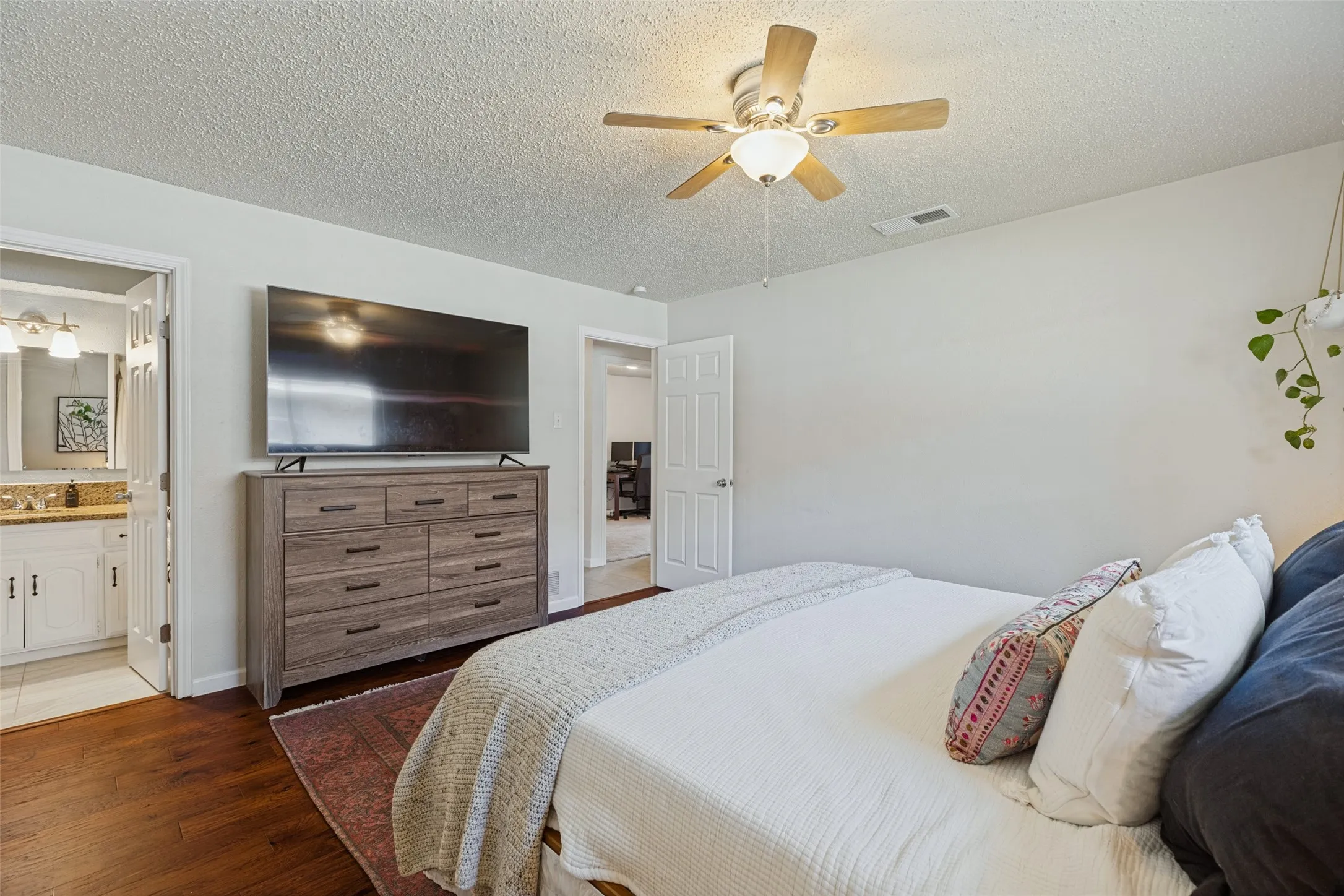 Single Family Residence For Sale in Dallas County , 822 Century Park Drive, Garland, Texas 75040, 3 Bedroom, 2 Bathroom, 2 Garage spaces, 1,558 Sqft, built in 1977, mls#21391960, Real Estate Agent in Garland, Homes For Sale in Dallas county, Homes For Sale in Garland, Realtor in Garland Texas, Real Estate Brokerage Independent Realty Texas, Luminita Cordes Realtor