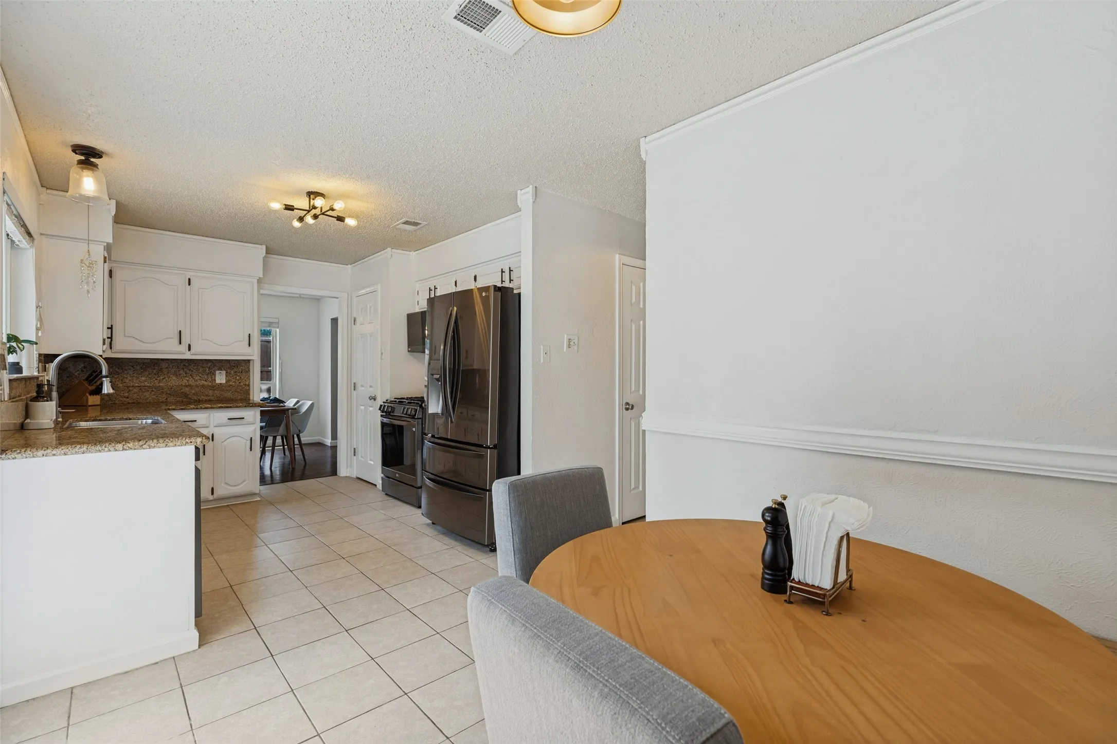 Single Family Residence For Sale in Dallas County , 822 Century Park Drive, Garland, Texas 75040, 3 Bedroom, 2 Bathroom, 2 Garage spaces, 1,558 Sqft, built in 1977, mls#21391960, Real Estate Agent in Garland, Homes For Sale in Dallas county, Homes For Sale in Garland, Realtor in Garland Texas, Real Estate Brokerage Independent Realty Texas, Luminita Cordes Realtor
