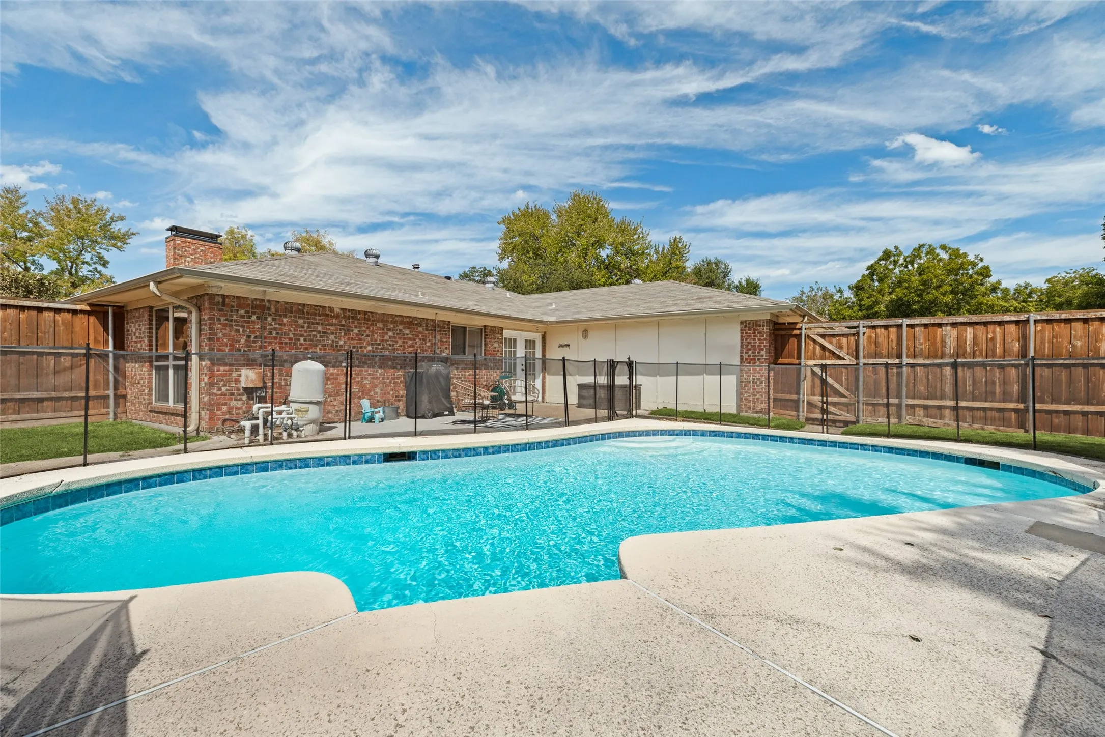 Single Family Residence For Sale in Dallas County , 822 Century Park Drive, Garland, Texas 75040, 3 Bedroom, 2 Bathroom, 2 Garage spaces, 1,558 Sqft, built in 1977, mls#21391960, Real Estate Agent in Garland, Homes For Sale in Dallas county, Homes For Sale in Garland, Realtor in Garland Texas, Real Estate Brokerage Independent Realty Texas, Luminita Cordes Realtor