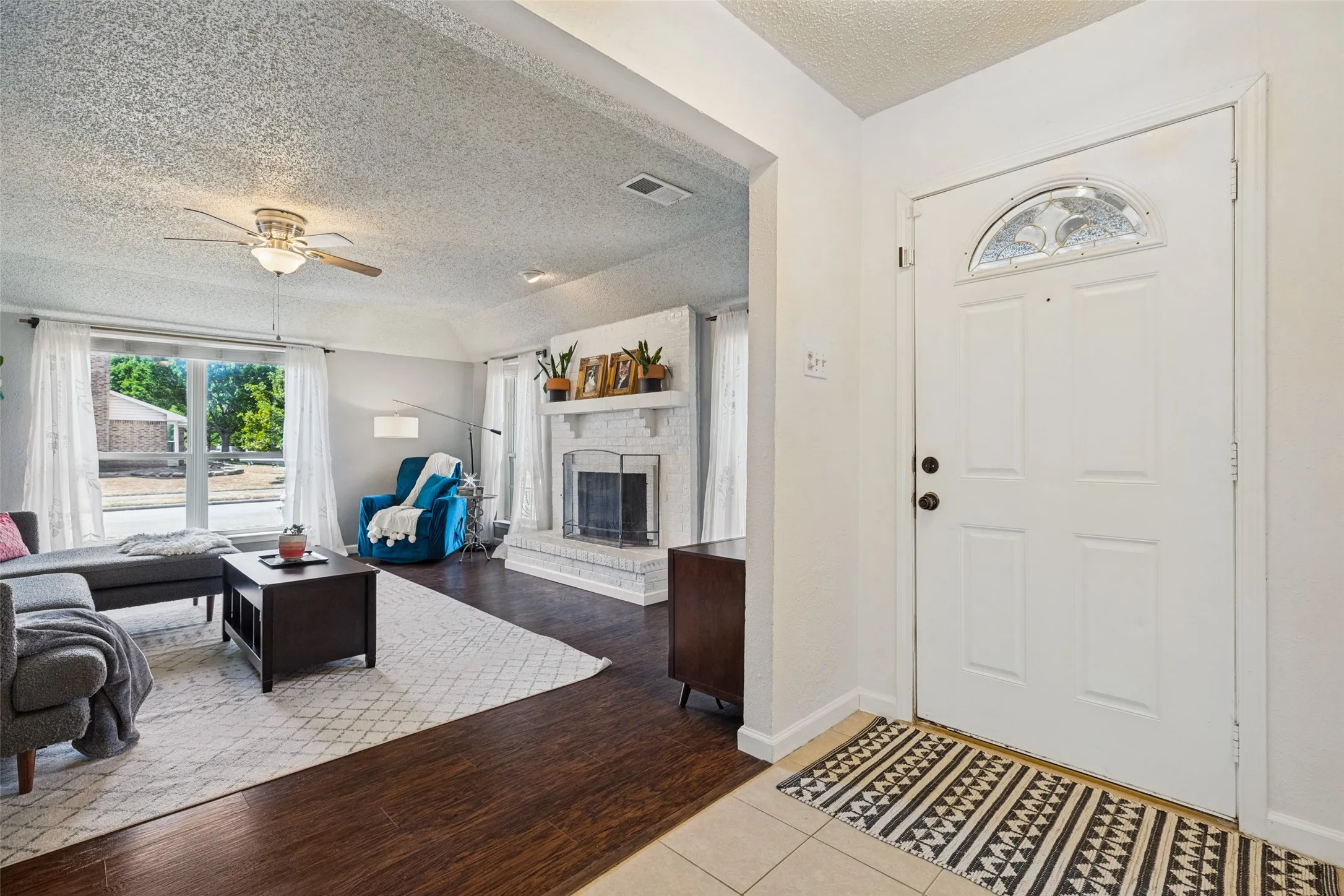 Single Family Residence For Sale in Dallas County , 822 Century Park Drive, Garland, Texas 75040, 3 Bedroom, 2 Bathroom, 2 Garage spaces, 1,558 Sqft, built in 1977, mls#21391960, Real Estate Agent in Garland, Homes For Sale in Dallas county, Homes For Sale in Garland, Realtor in Garland Texas, Real Estate Brokerage Independent Realty Texas, Luminita Cordes Realtor
