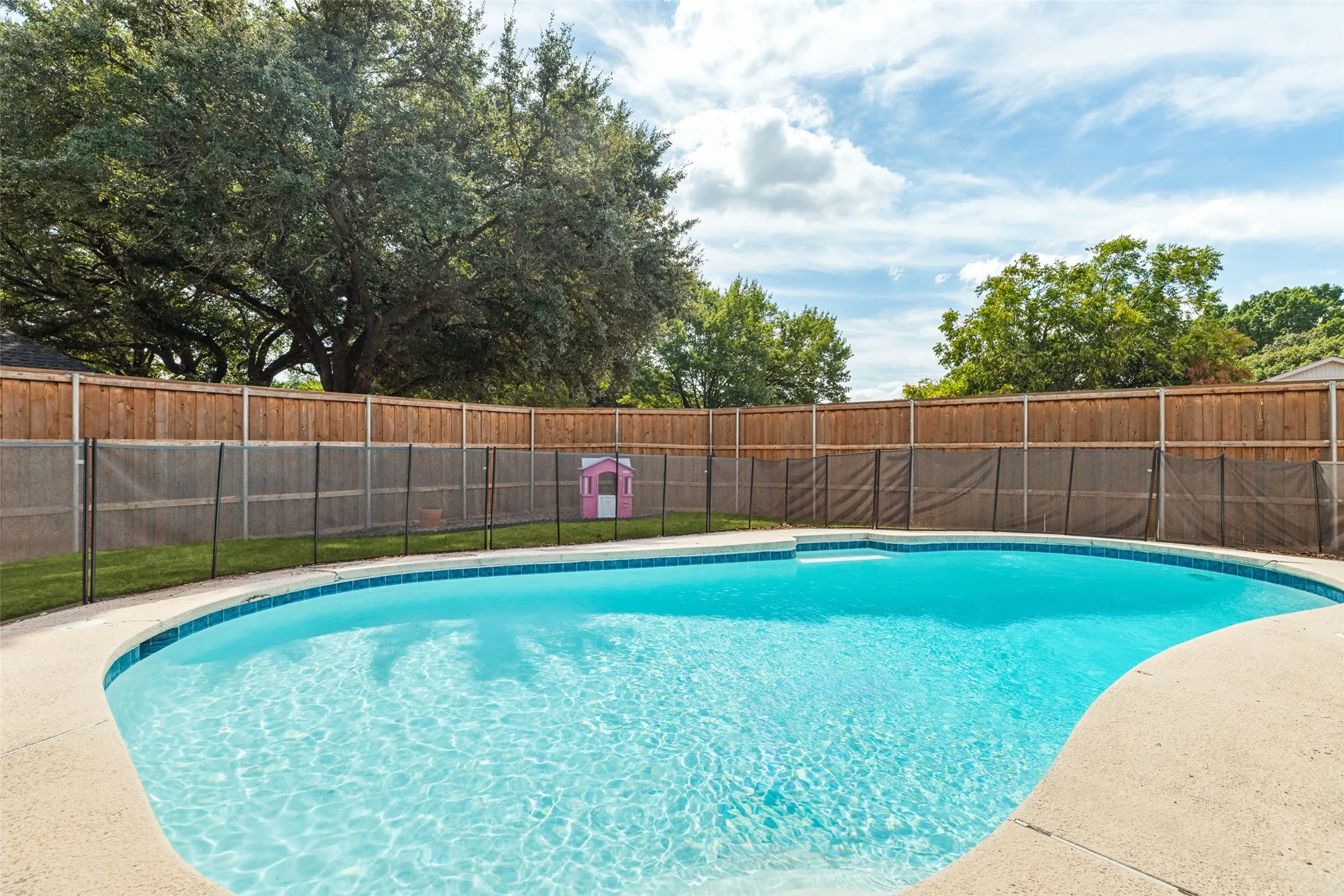 Single Family Residence For Sale in Dallas County , 822 Century Park Drive, Garland, Texas 75040, 3 Bedroom, 2 Bathroom, 2 Garage spaces, 1,558 Sqft, built in 1977, mls#21391960, Real Estate Agent in Garland, Homes For Sale in Dallas county, Homes For Sale in Garland, Realtor in Garland Texas, Real Estate Brokerage Independent Realty Texas, Luminita Cordes Realtor