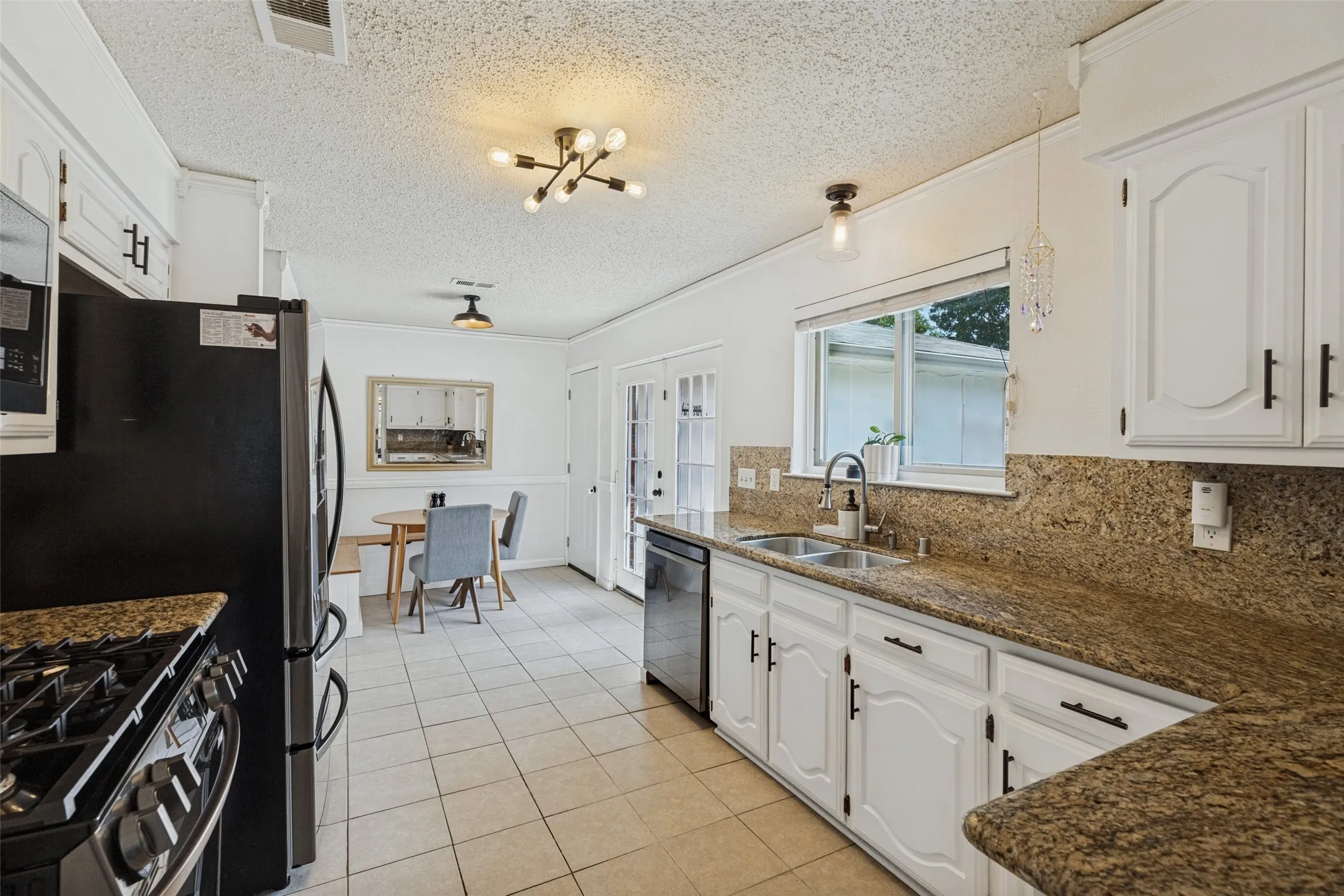 Recently updated appliances and light fixtures
