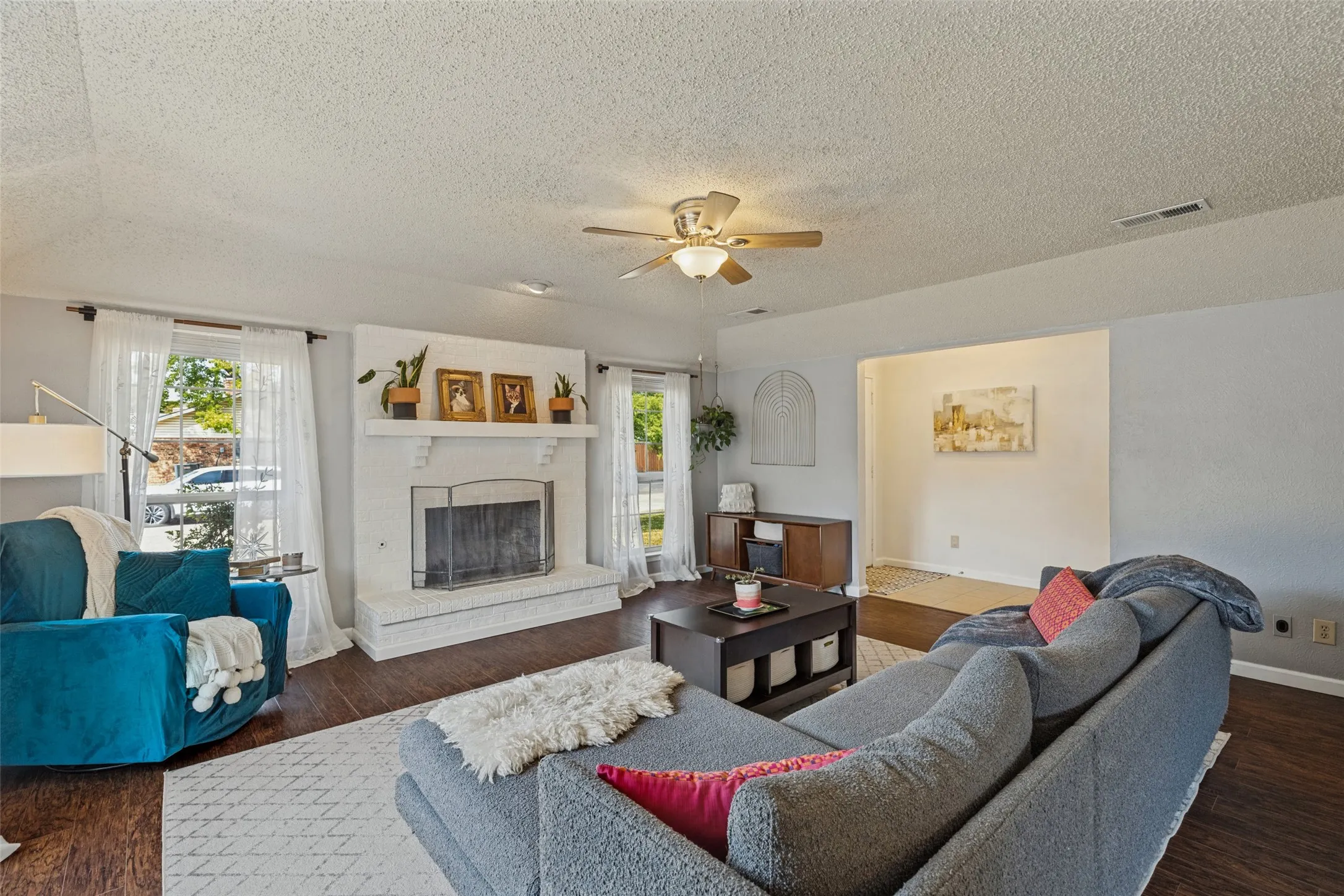 Single Family Residence For Sale in Dallas County , 822 Century Park Drive, Garland, Texas 75040, 3 Bedroom, 2 Bathroom, 2 Garage spaces, 1,558 Sqft, built in 1977, mls#21391960, Real Estate Agent in Garland, Homes For Sale in Dallas county, Homes For Sale in Garland, Realtor in Garland Texas, Real Estate Brokerage Independent Realty Texas, Luminita Cordes Realtor