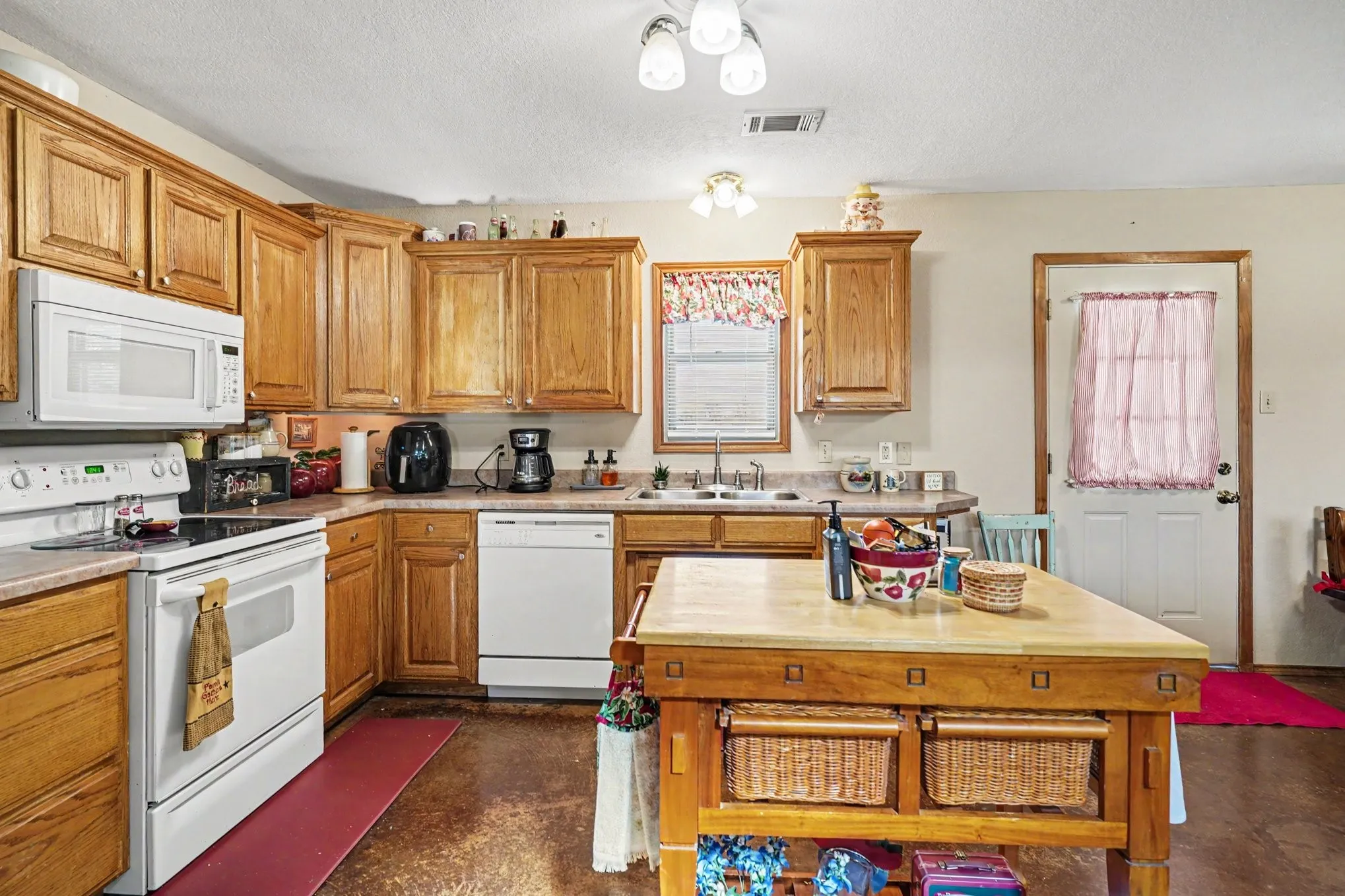 Single Family Residence For Sale in Johnson County , 7445 County Road 305, Grandview, Texas 76050, 3 Bedroom, 2 Bathroom, Garage spaces, 1,744 Sqft, built in 2002, mls#21397616, Real Estate Agent in Grandview, Homes For Sale in Johnson county, Homes For Sale in Grandview, Realtor in Grandview Texas, Real Estate Brokerage Independent Realty Texas, Luminita Cordes Realtor