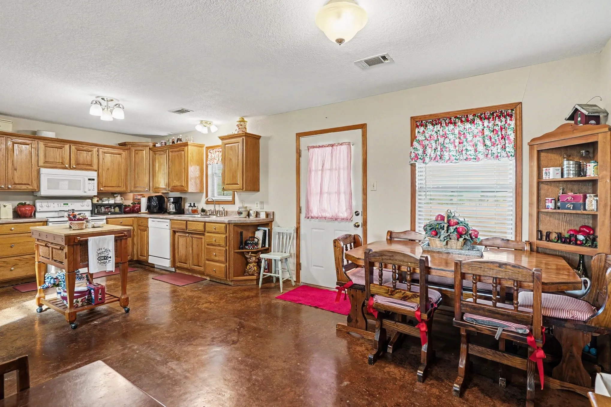 Single Family Residence For Sale in Johnson County , 7445 County Road 305, Grandview, Texas 76050, 3 Bedroom, 2 Bathroom, Garage spaces, 1,744 Sqft, built in 2002, mls#21397616, Real Estate Agent in Grandview, Homes For Sale in Johnson county, Homes For Sale in Grandview, Realtor in Grandview Texas, Real Estate Brokerage Independent Realty Texas, Luminita Cordes Realtor