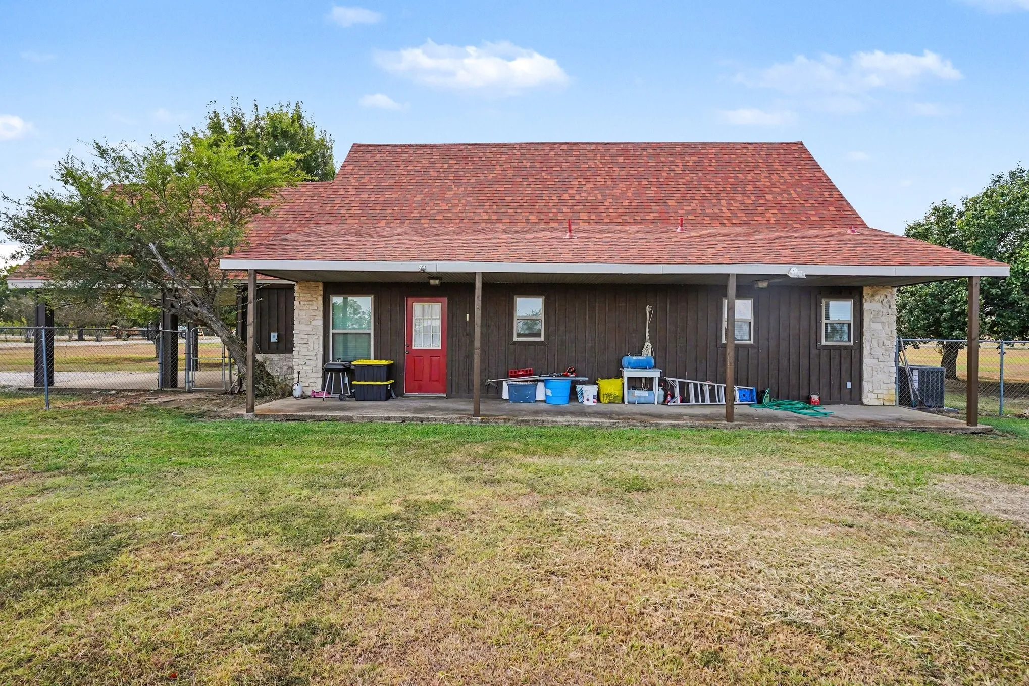 Single Family Residence For Sale in Johnson County , 7445 County Road 305, Grandview, Texas 76050, 3 Bedroom, 2 Bathroom, Garage spaces, 1,744 Sqft, built in 2002, mls#21397616, Real Estate Agent in Grandview, Homes For Sale in Johnson county, Homes For Sale in Grandview, Realtor in Grandview Texas, Real Estate Brokerage Independent Realty Texas, Luminita Cordes Realtor