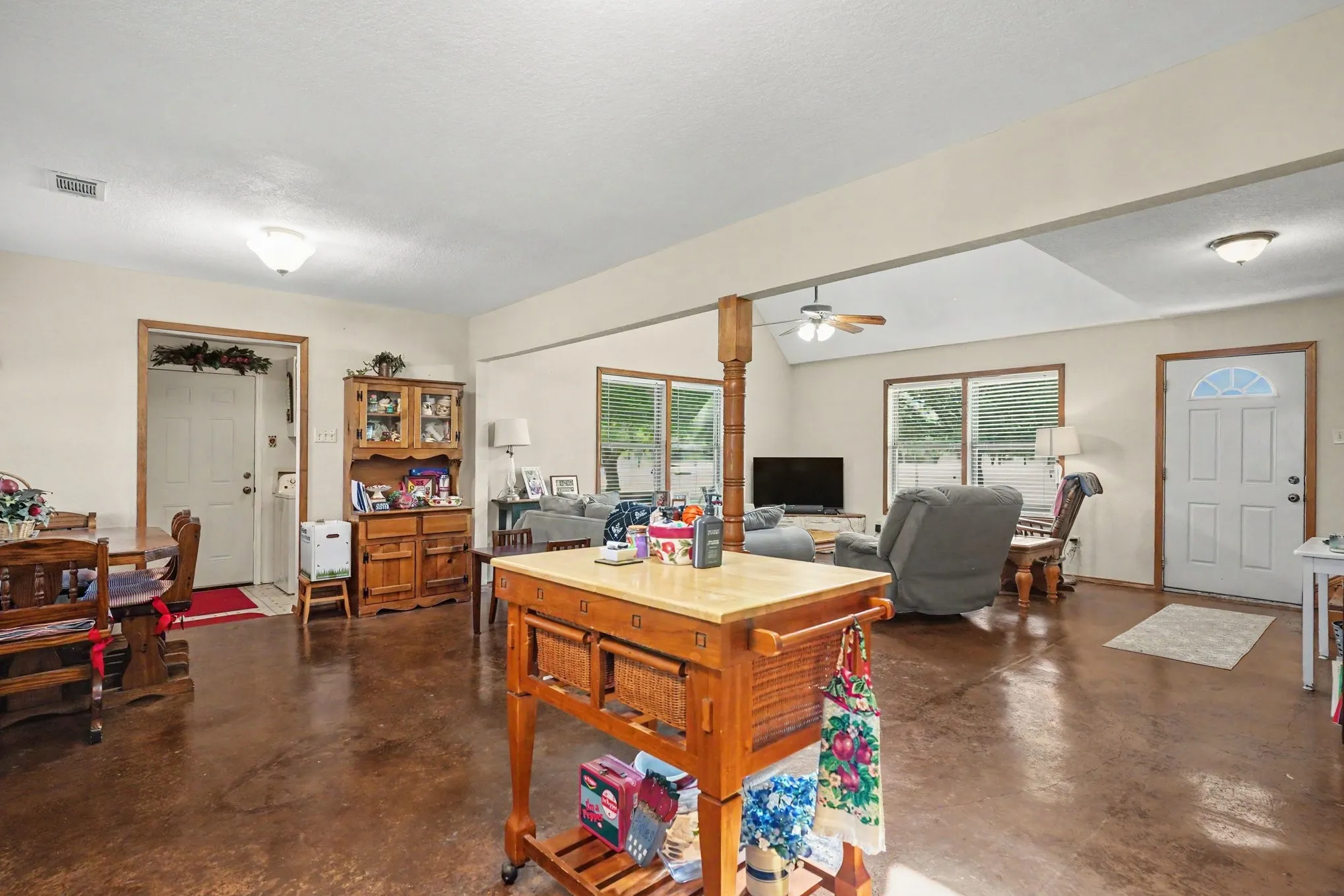 Single Family Residence For Sale in Johnson County , 7445 County Road 305, Grandview, Texas 76050, 3 Bedroom, 2 Bathroom, Garage spaces, 1,744 Sqft, built in 2002, mls#21397616, Real Estate Agent in Grandview, Homes For Sale in Johnson county, Homes For Sale in Grandview, Realtor in Grandview Texas, Real Estate Brokerage Independent Realty Texas, Luminita Cordes Realtor