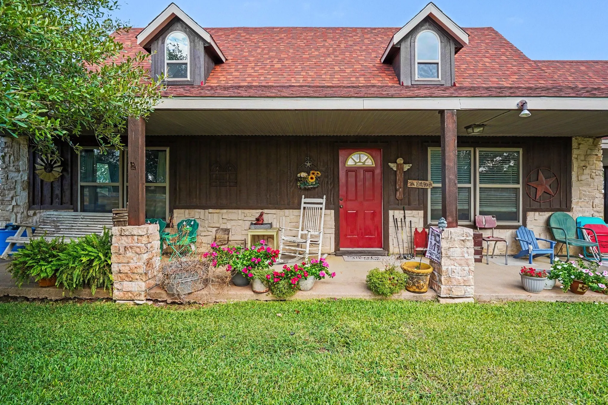 Single Family Residence For Sale in Johnson County , 7445 County Road 305, Grandview, Texas 76050, 3 Bedroom, 2 Bathroom, Garage spaces, 1,744 Sqft, built in 2002, mls#21397616, Real Estate Agent in Grandview, Homes For Sale in Johnson county, Homes For Sale in Grandview, Realtor in Grandview Texas, Real Estate Brokerage Independent Realty Texas, Luminita Cordes Realtor