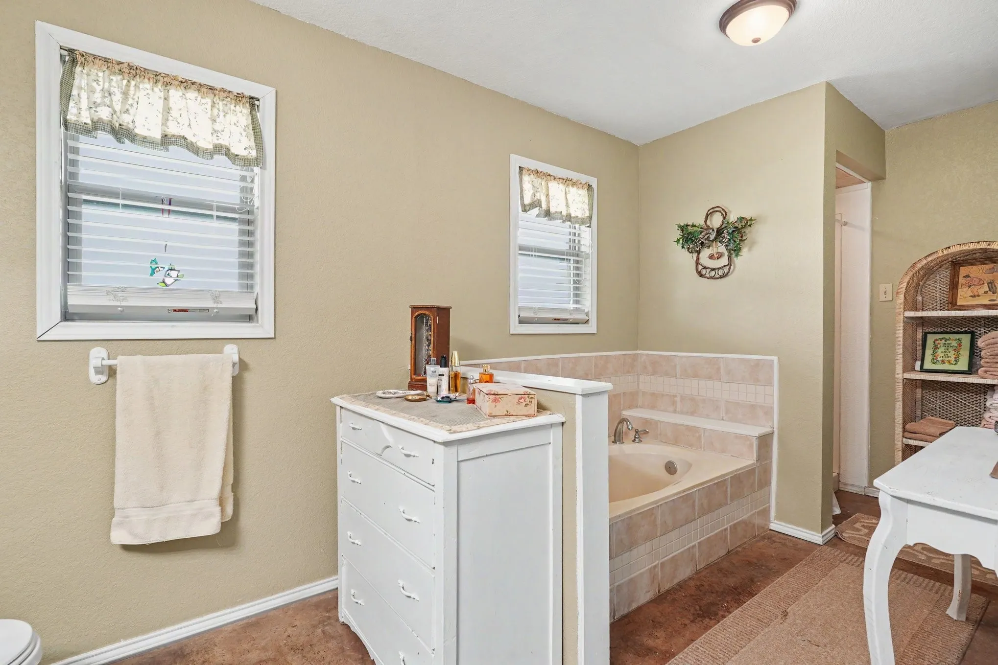 Single Family Residence For Sale in Johnson County , 7445 County Road 305, Grandview, Texas 76050, 3 Bedroom, 2 Bathroom, Garage spaces, 1,744 Sqft, built in 2002, mls#21397616, Real Estate Agent in Grandview, Homes For Sale in Johnson county, Homes For Sale in Grandview, Realtor in Grandview Texas, Real Estate Brokerage Independent Realty Texas, Luminita Cordes Realtor