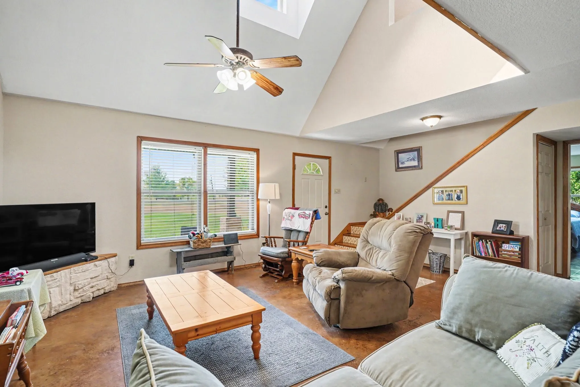 Single Family Residence For Sale in Johnson County , 7445 County Road 305, Grandview, Texas 76050, 3 Bedroom, 2 Bathroom, Garage spaces, 1,744 Sqft, built in 2002, mls#21397616, Real Estate Agent in Grandview, Homes For Sale in Johnson county, Homes For Sale in Grandview, Realtor in Grandview Texas, Real Estate Brokerage Independent Realty Texas, Luminita Cordes Realtor