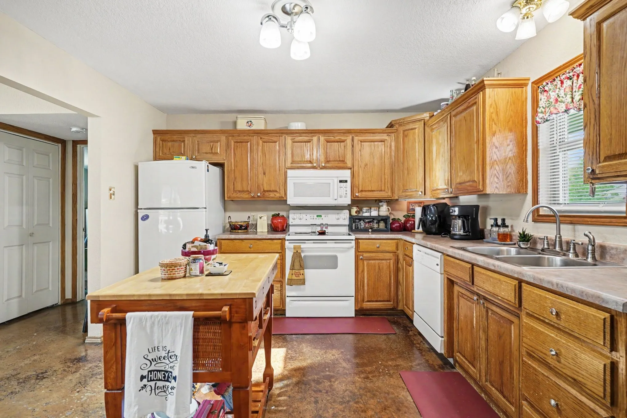 Single Family Residence For Sale in Johnson County , 7445 County Road 305, Grandview, Texas 76050, 3 Bedroom, 2 Bathroom, Garage spaces, 1,744 Sqft, built in 2002, mls#21397616, Real Estate Agent in Grandview, Homes For Sale in Johnson county, Homes For Sale in Grandview, Realtor in Grandview Texas, Real Estate Brokerage Independent Realty Texas, Luminita Cordes Realtor