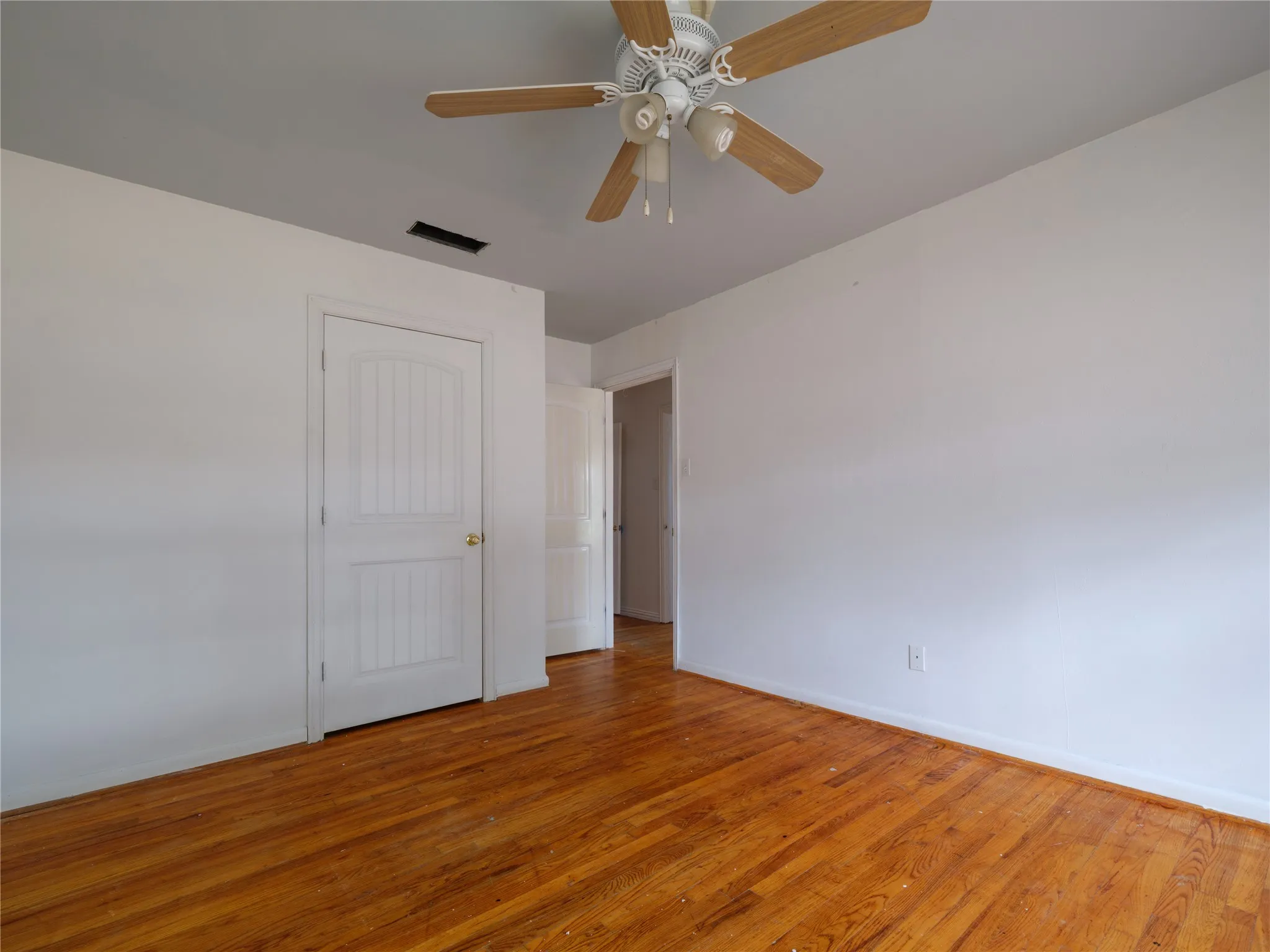 Single Family Residence For Sale in Dallas County , 427 Rorary Drive, Richardson, Texas 75081, 3 Bedroom, 3 Bathroom, 1 Garage spaces, 1,728 Sqft, built in 1956, mls#21398667, Real Estate Agent in Richardson, Homes For Sale in Dallas county, Homes For Sale in Richardson, Realtor in Richardson Texas, Real Estate Brokerage Independent Realty Texas, Luminita Cordes Realtor
