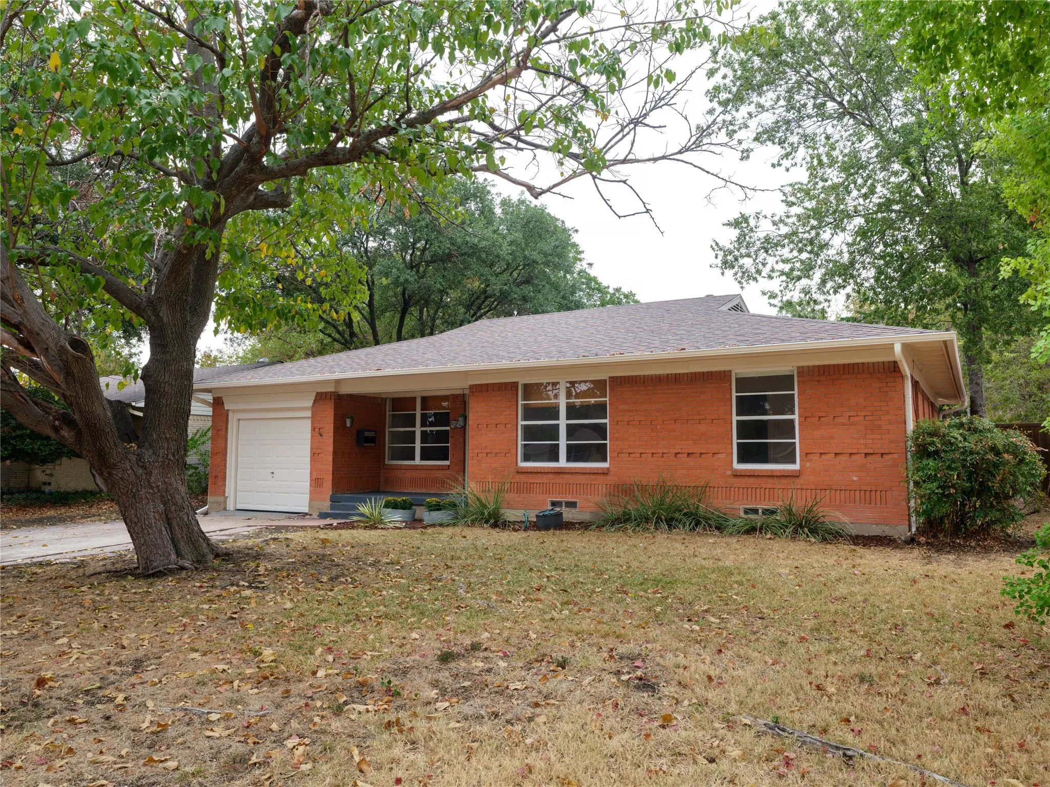 Single Family Residence For Sale in Dallas County , 427 Rorary Drive, Richardson, Texas 75081, 3 Bedroom, 3 Bathroom, 1 Garage spaces, 1,728 Sqft, built in 1956, mls#21398667, Real Estate Agent in Richardson, Homes For Sale in Dallas county, Homes For Sale in Richardson, Realtor in Richardson Texas, Real Estate Brokerage Independent Realty Texas, Luminita Cordes Realtor