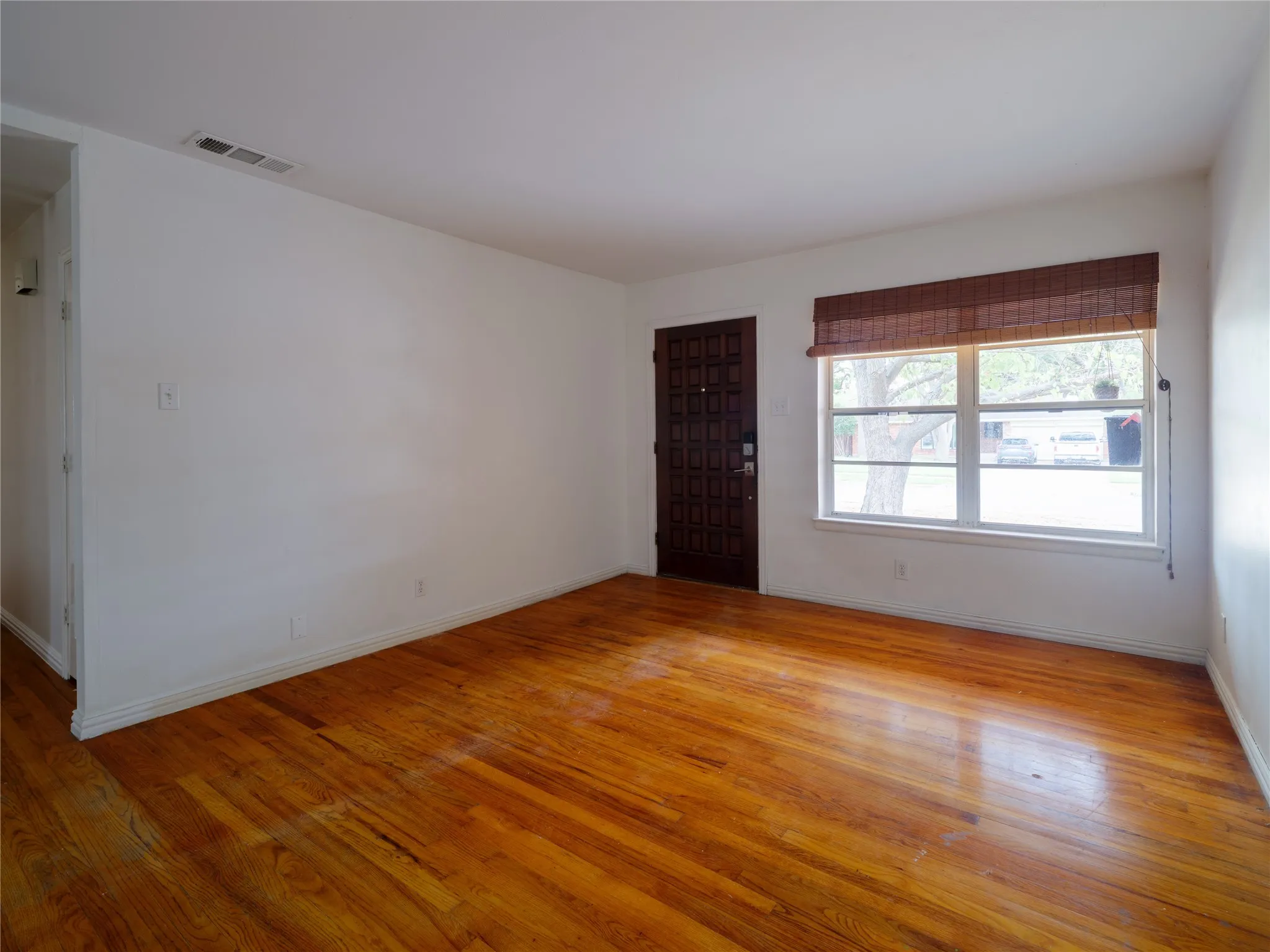 Single Family Residence For Sale in Dallas County , 427 Rorary Drive, Richardson, Texas 75081, 3 Bedroom, 3 Bathroom, 1 Garage spaces, 1,728 Sqft, built in 1956, mls#21398667, Real Estate Agent in Richardson, Homes For Sale in Dallas county, Homes For Sale in Richardson, Realtor in Richardson Texas, Real Estate Brokerage Independent Realty Texas, Luminita Cordes Realtor